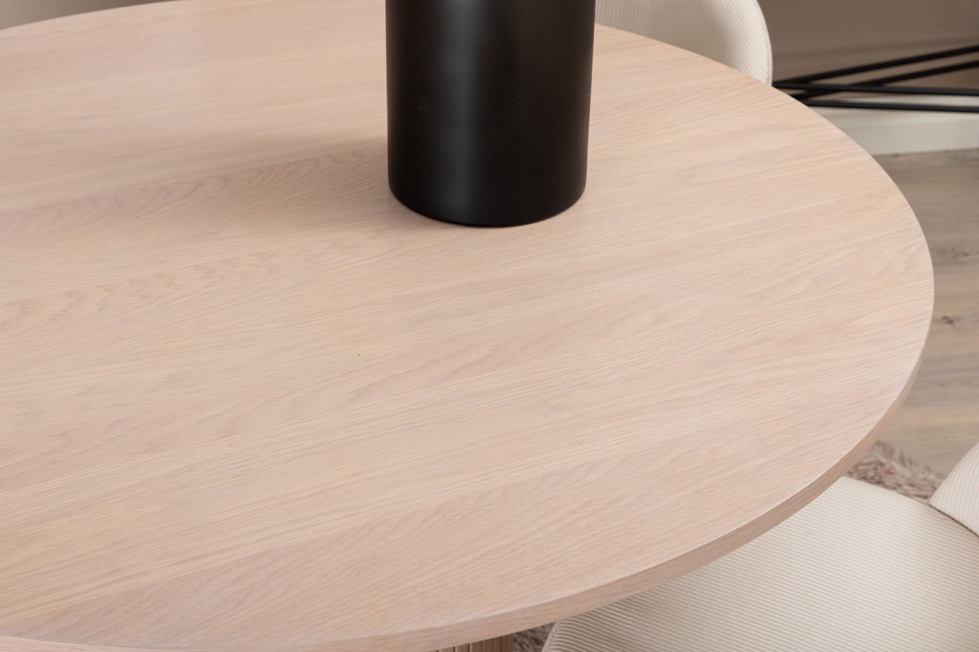 Venture Home Bianca rund spisebord , White Wash Black Veneer+Velvet Spisebordsstol Corduroy , Beige Black_4