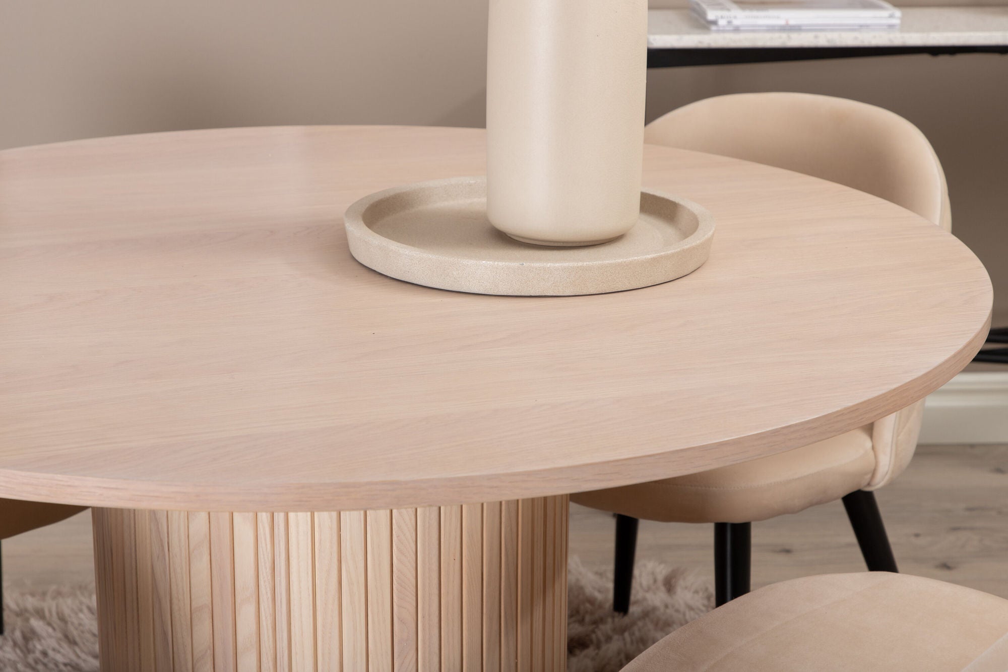 Venture Home Bianca rund spisebord , White Wash Black Veneer+Velvet Stitches stol , Black Beige Velvet_4