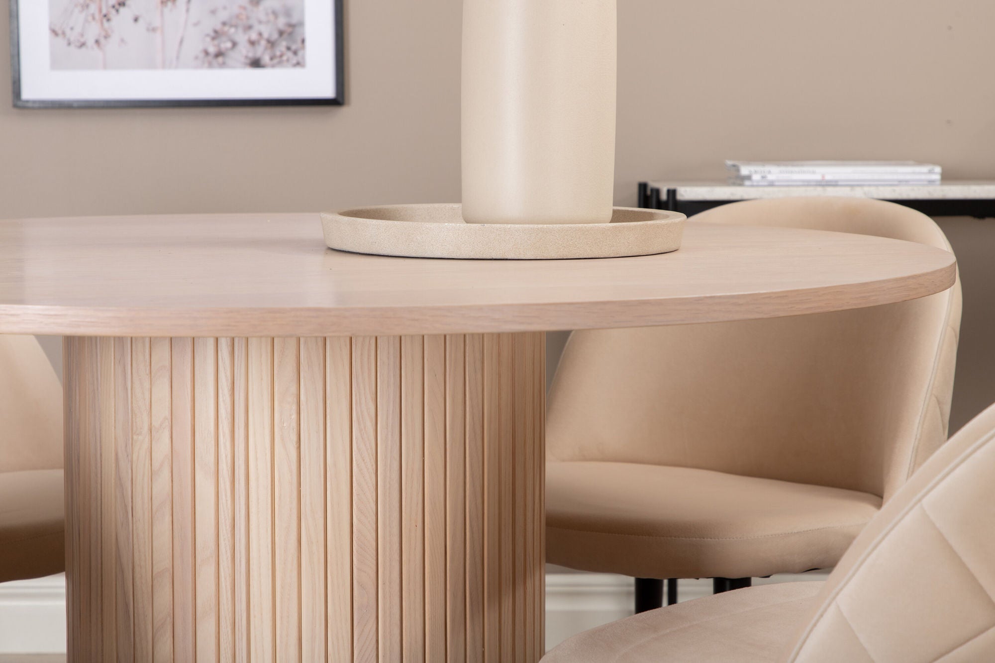 Venture Home Bianca rund spisebord , White Wash Black Veneer+Velvet Stitches stol , Black Beige Velvet_4
