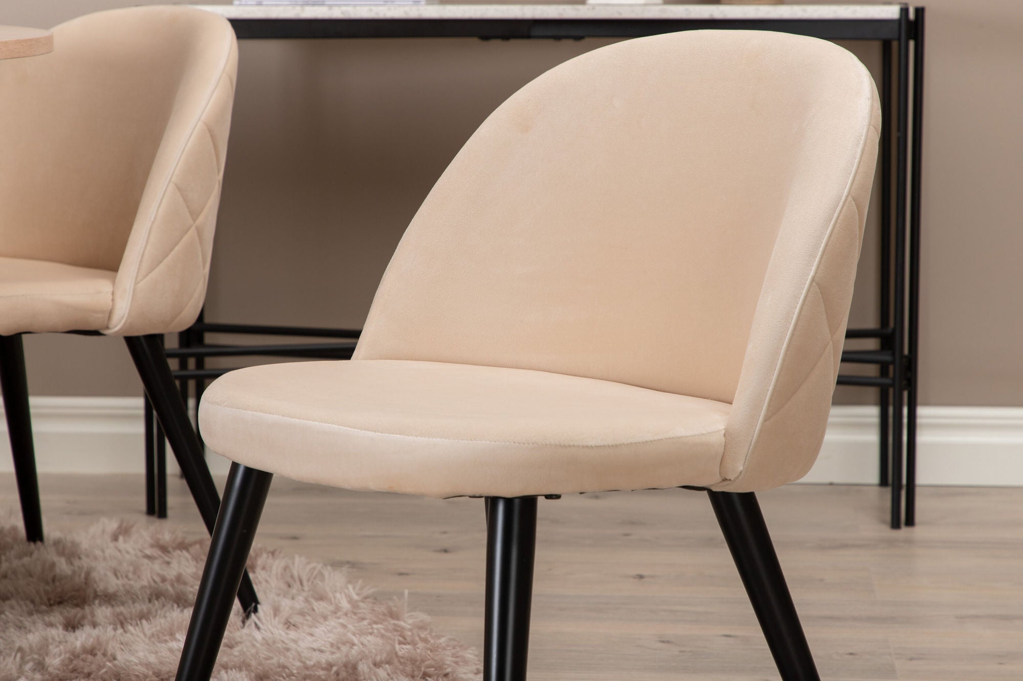 Venture Home Bianca rund spisebord , White Wash Black Veneer+Velvet Stitches stol , Black Beige Velvet_4