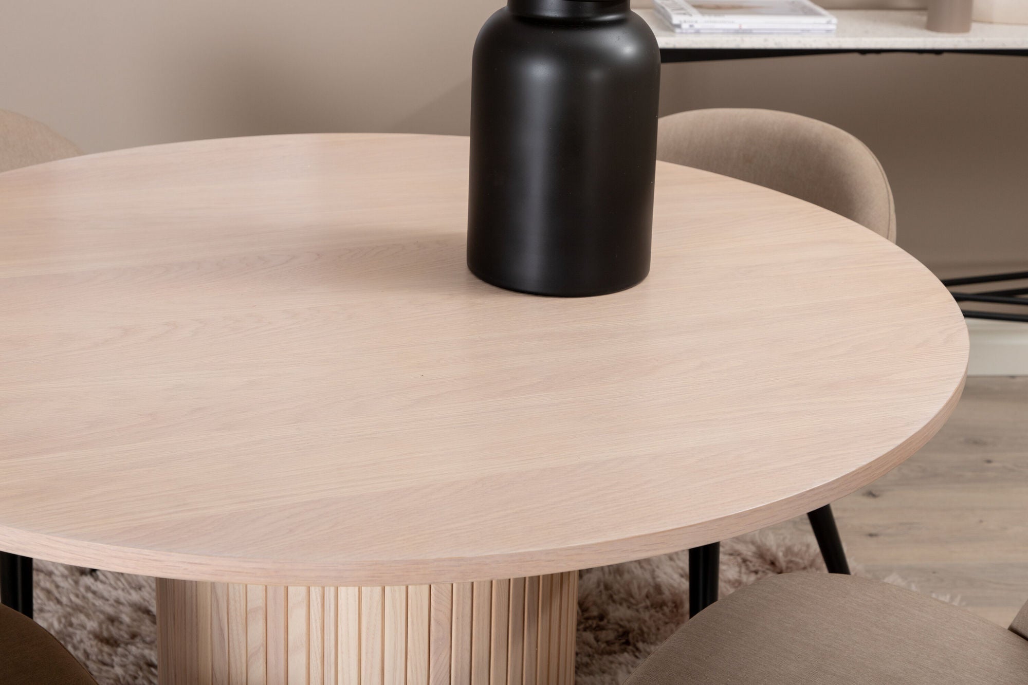 Venture Home Bianca rund spisebord , White Wash Black Veneer+Velvet Stitches stol , Black Beige Fabric (Polyester linen )_4