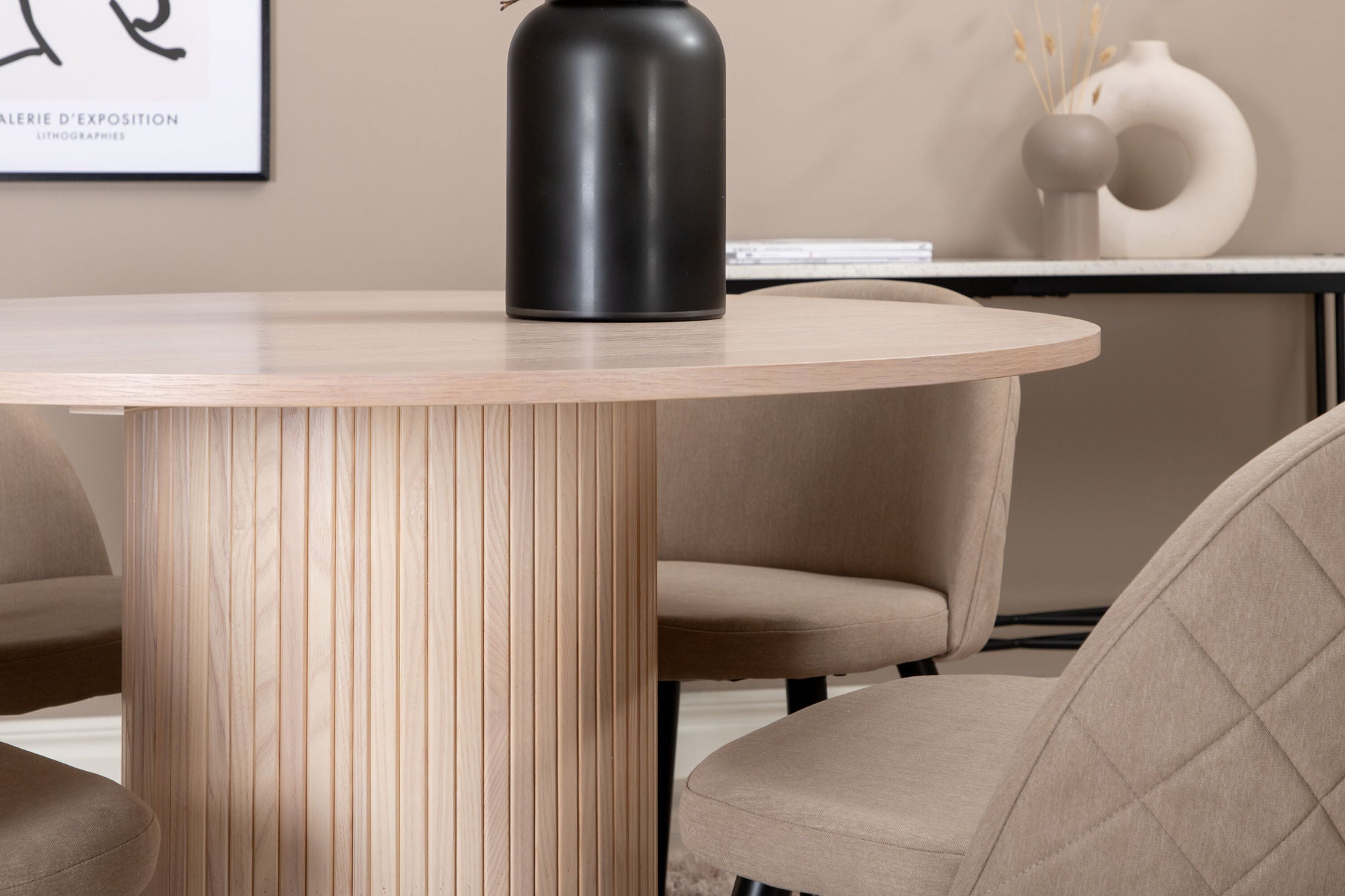 Venture Home Bianca rund spisebord , White Wash Black Veneer+Velvet Stitches stol , Black Beige Fabric (Polyester linen )_4