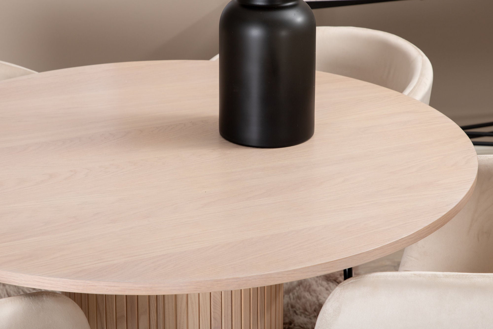 Venture Home Bianca rund spisebord , White Wash Black Veneer+Berit stol , Black Beige Velvet_4
