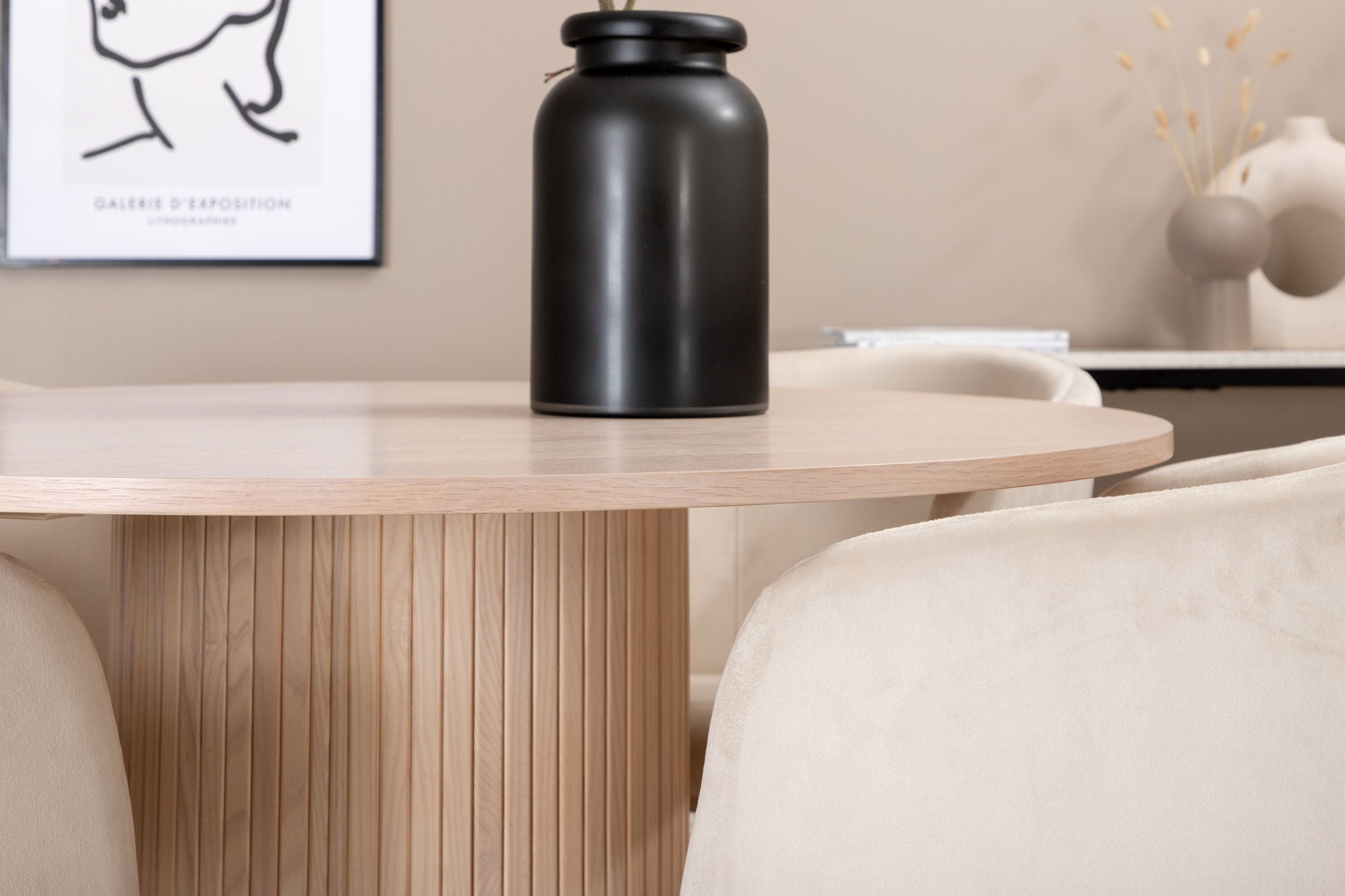 Venture Home Bianca rund spisebord , White Wash Black Veneer+Berit stol , Black Beige Velvet_4