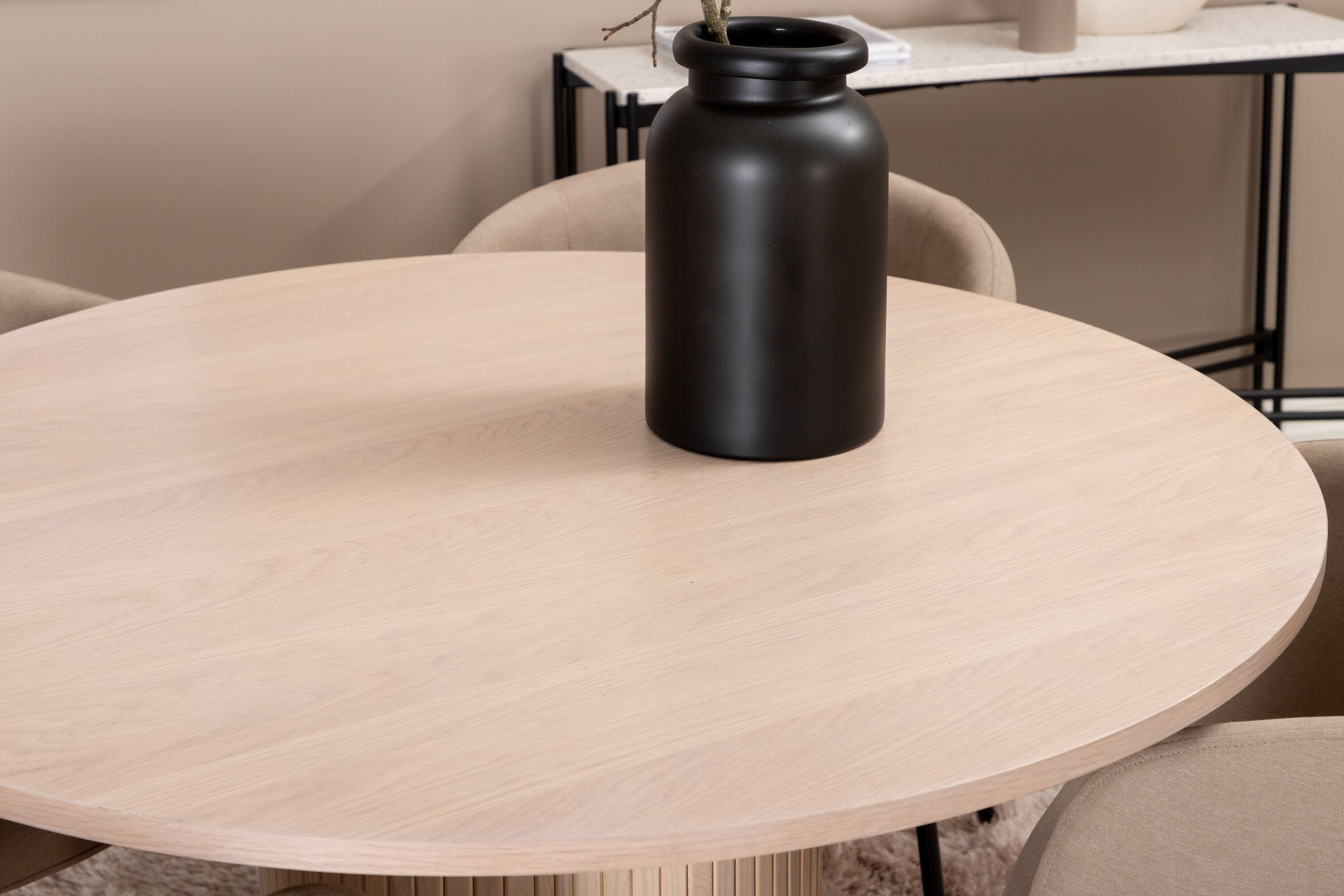 Venture Home Bianca rund spisebord , White Wash Black Veneer+Berit stol , Black Beige Fabric (Polyester linen )_4