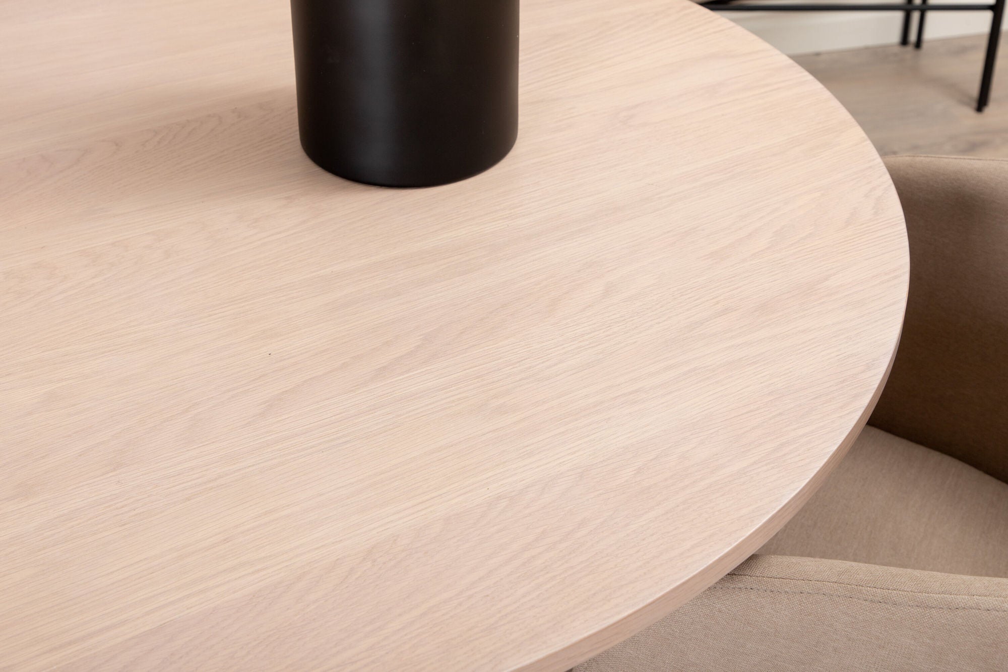 Venture Home Bianca rund spisebord , White Wash Black Veneer+Berit stol , Black Beige Fabric (Polyester linen )_4