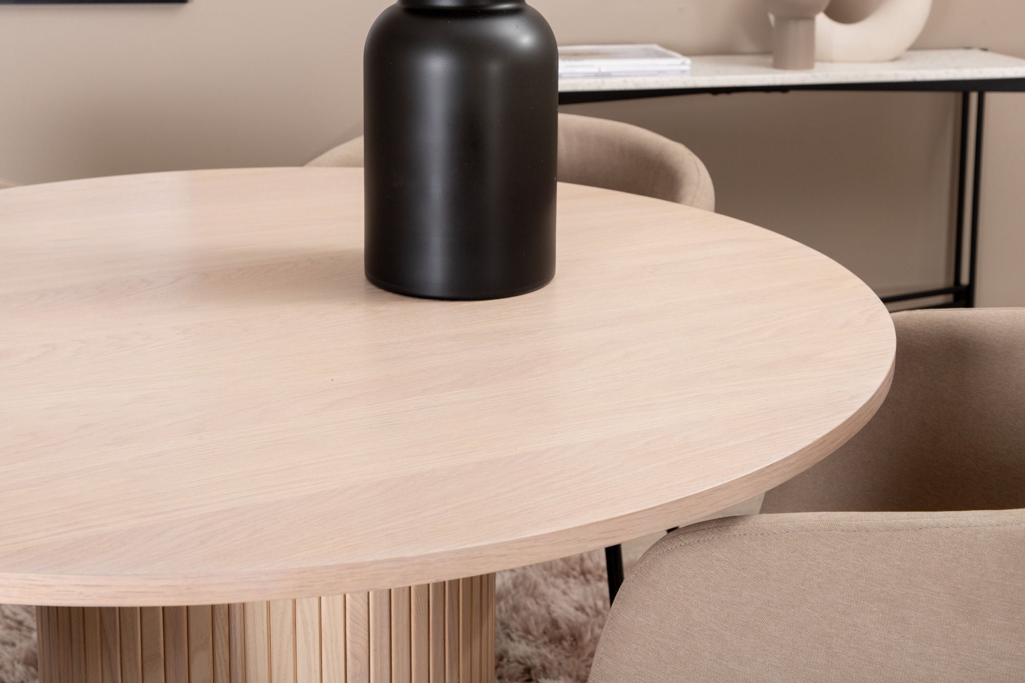Venture Home Bianca rund spisebord , White Wash Black Veneer+Berit stol , Black Beige Fabric (Polyester linen )_4