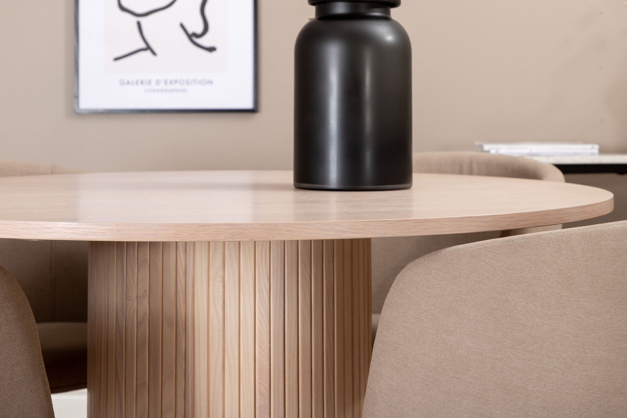 Venture Home Bianca rund spisebord , White Wash Black Veneer+Berit stol , Black Beige Fabric (Polyester linen )_4