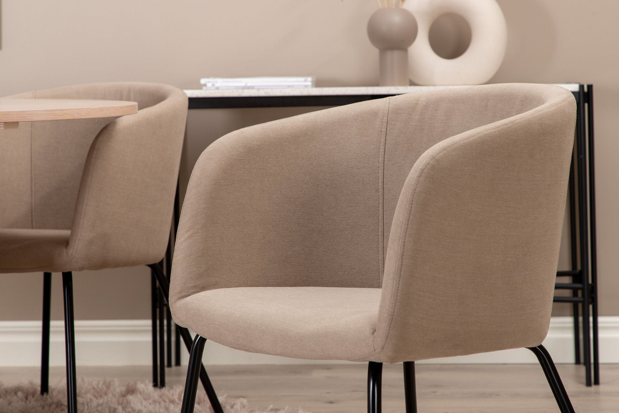 Venture Home Bianca rund spisebord , White Wash Black Veneer+Berit stol , Black Beige Fabric (Polyester linen )_4
