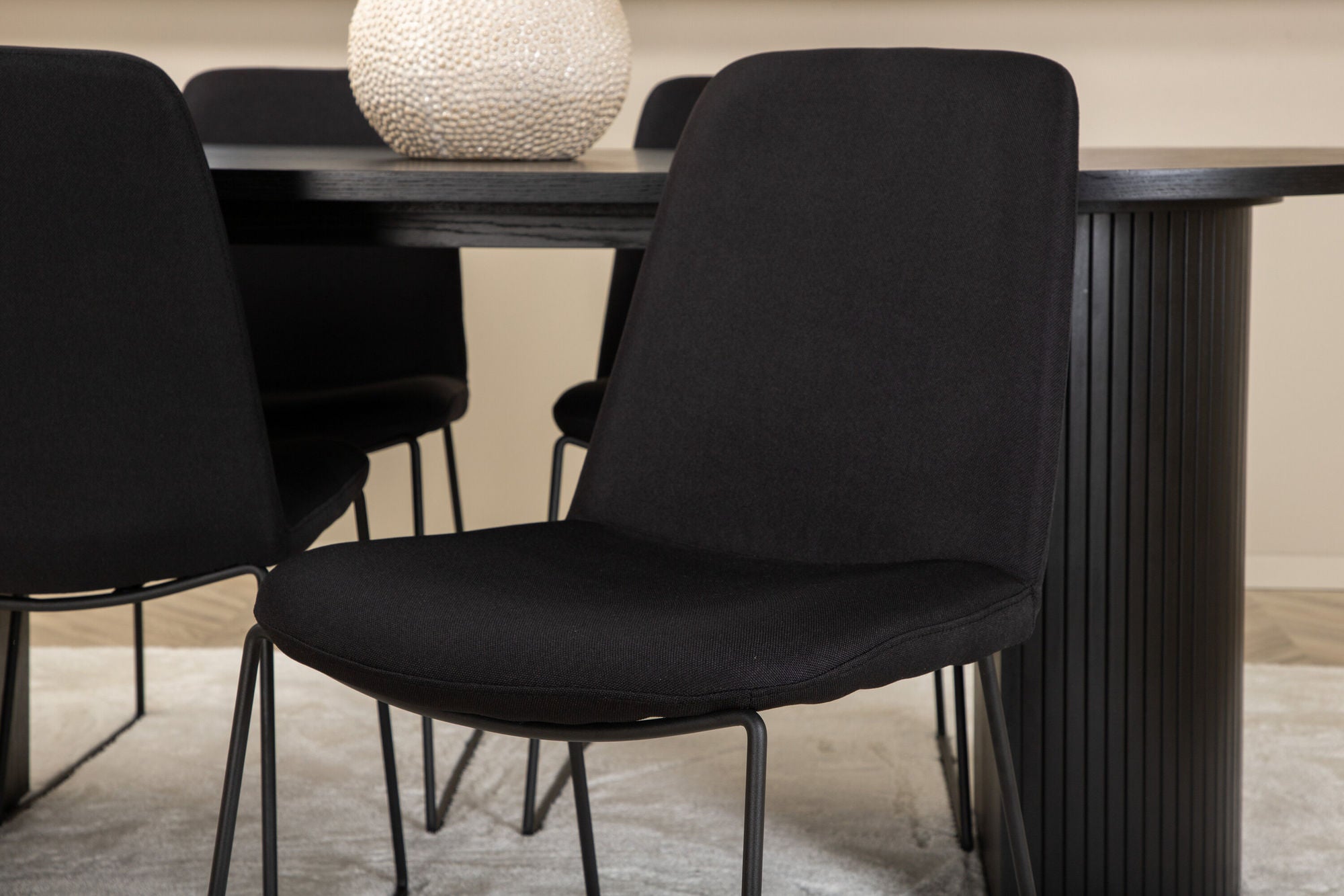 Venture Home Bianca Oval spisebord , Black Black Veneer+Muce Spisebordsstol , Black Legs , Black Fabric_4