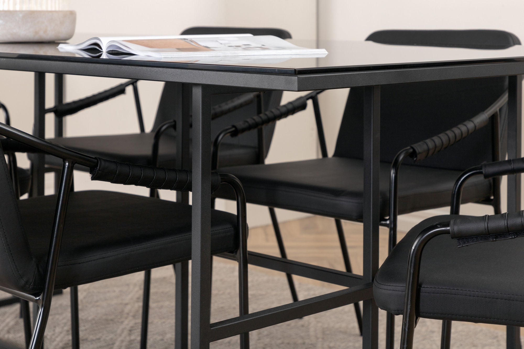 Venture Home Leif spisebord - Black / Black smoked smoked Glass+Tvist stol - Black / Black PU_6