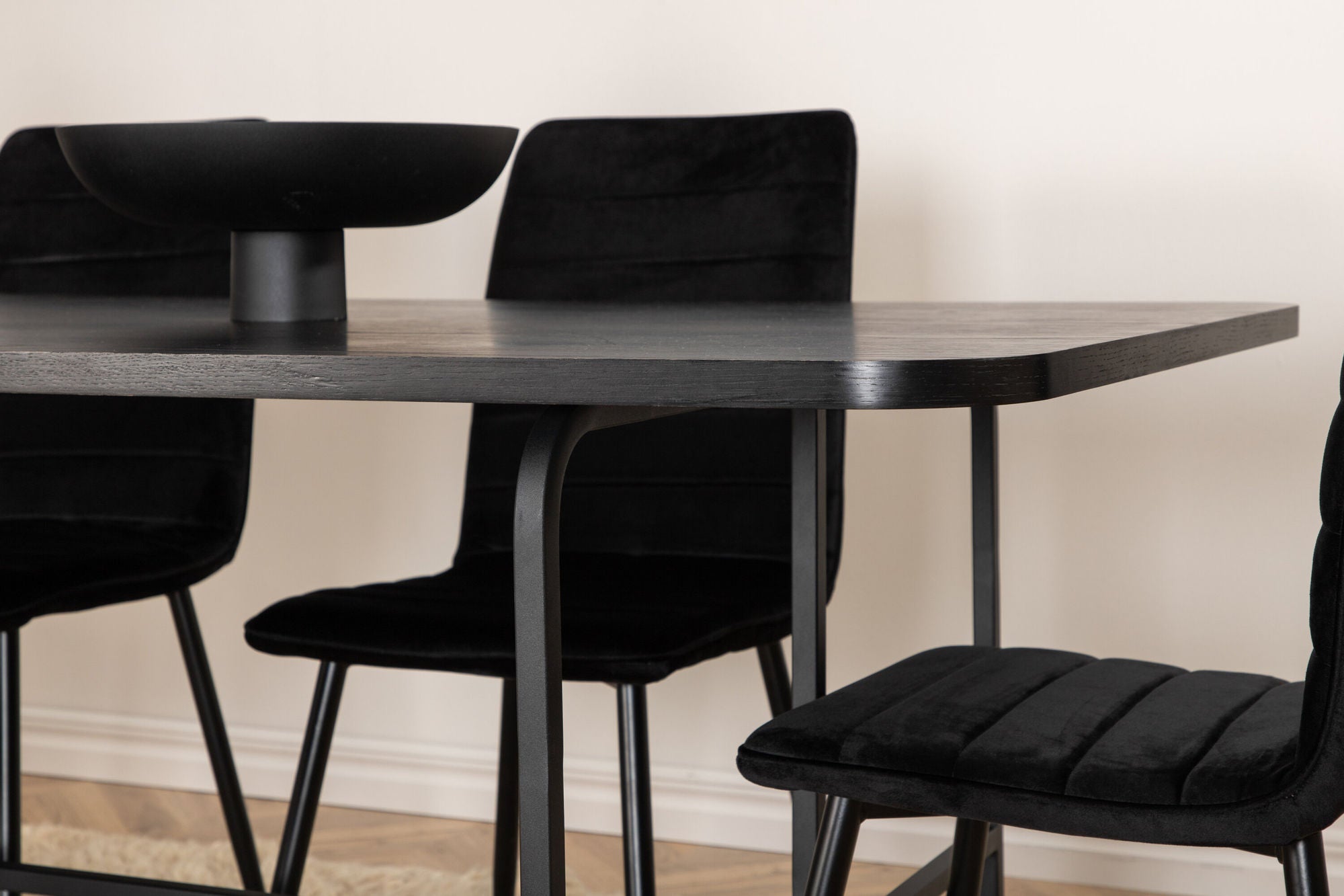 Venture Home Uno spisebord , Black Black Veneer+Windu Lyx stol , Black Black Velvet_6