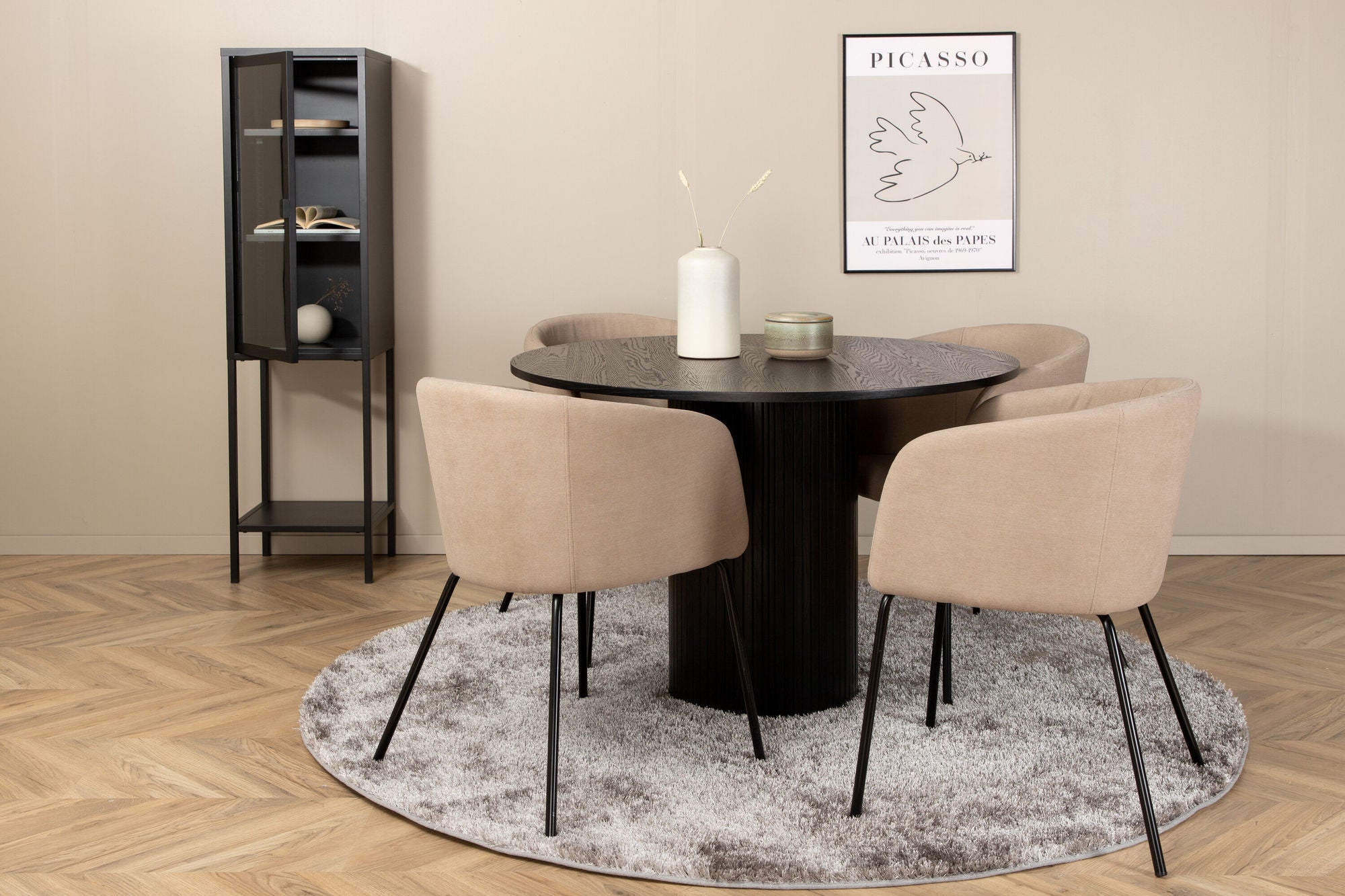 Venture Home Bianca rund spisebord , Black Black Veneer+Berit stol , Black Beige Fabric (Polyester linen )_4