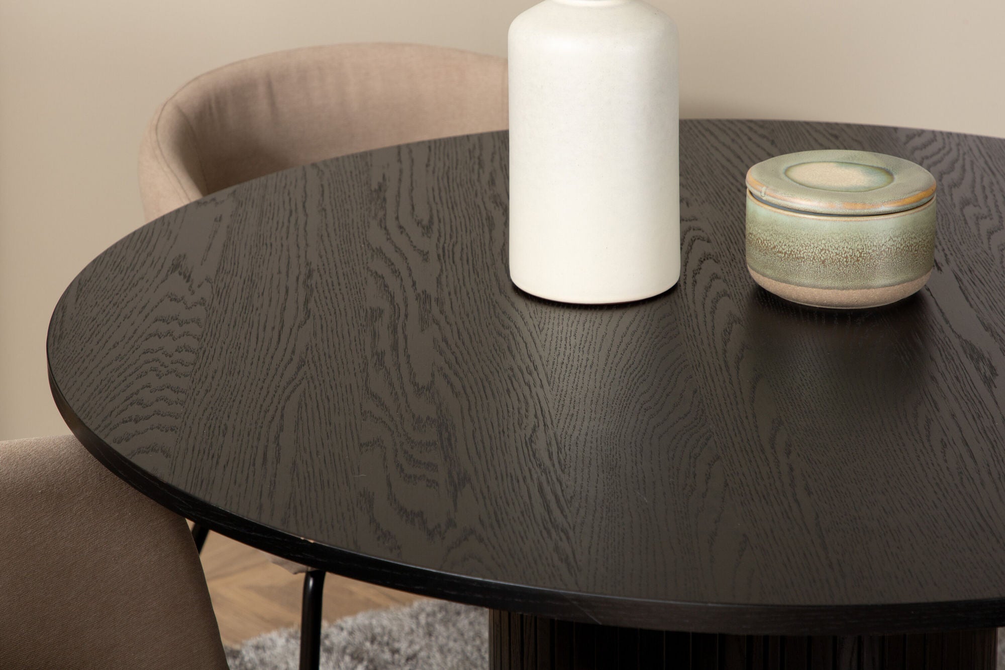 Venture Home Bianca rund spisebord , Black Black Veneer+Berit stol , Black Beige Fabric (Polyester linen )_4
