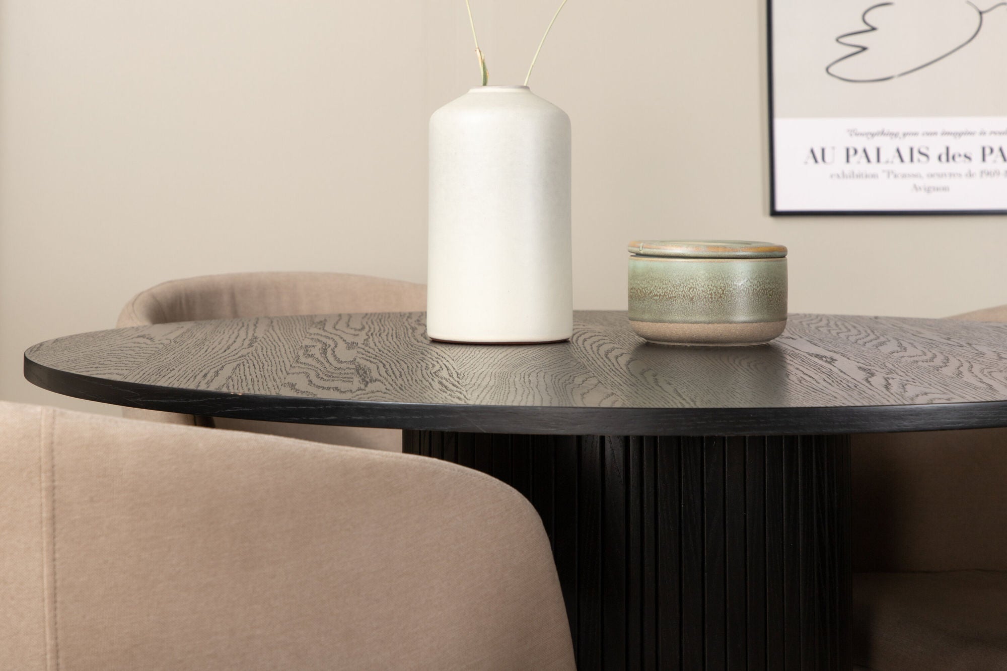 Venture Home Bianca rund spisebord , Black Black Veneer+Berit stol , Black Beige Fabric (Polyester linen )_4