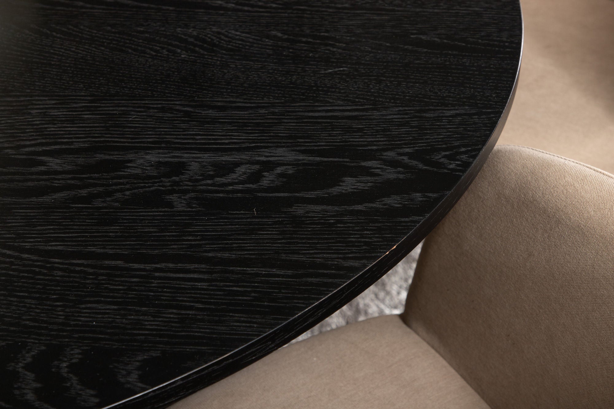 Venture Home Bianca rund spisebord , Black Black Veneer+Berit stol , Black Beige Fabric (Polyester linen )_4