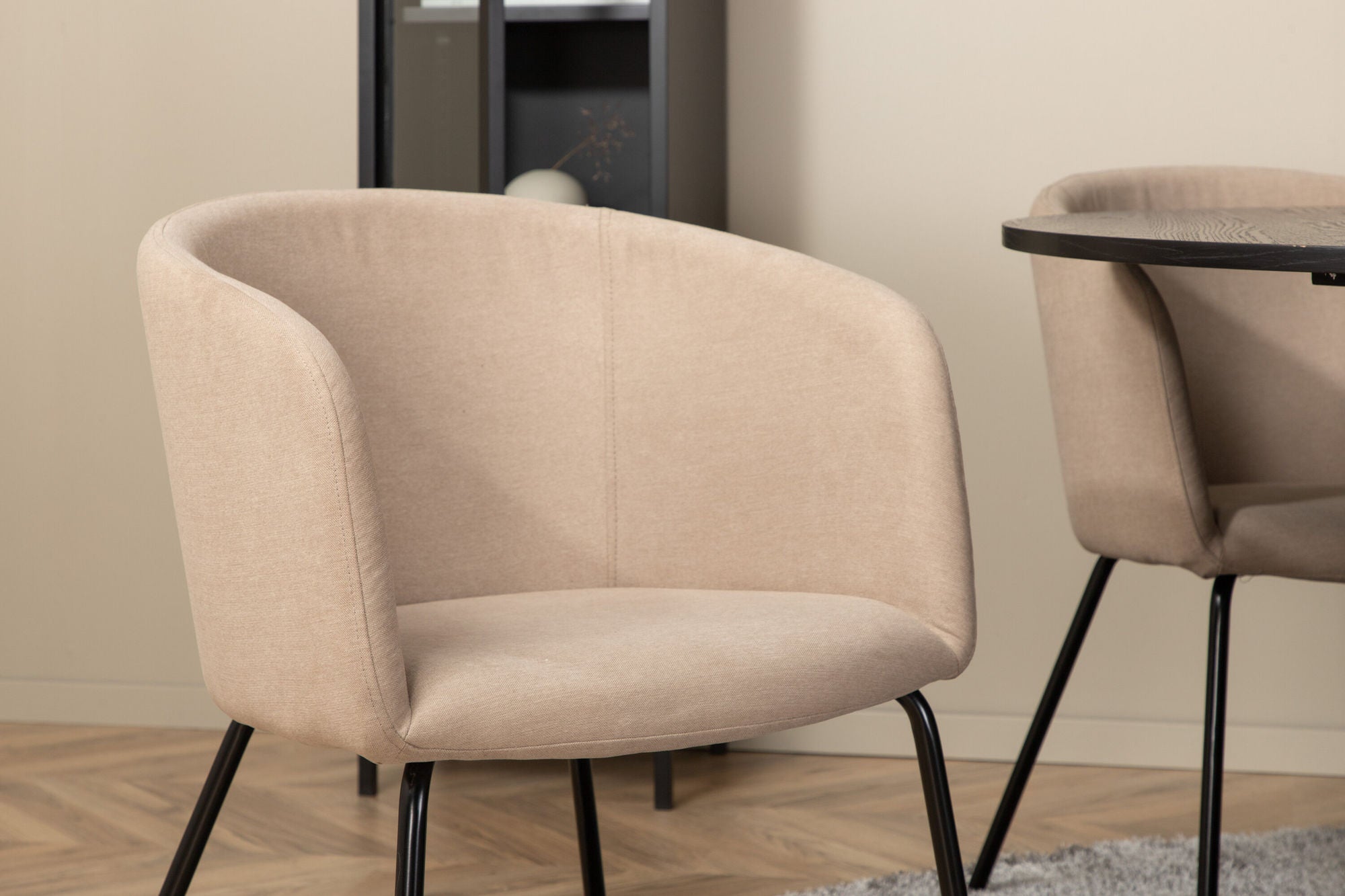 Venture Home Bianca rund spisebord , Black Black Veneer+Berit stol , Black Beige Fabric (Polyester linen )_4