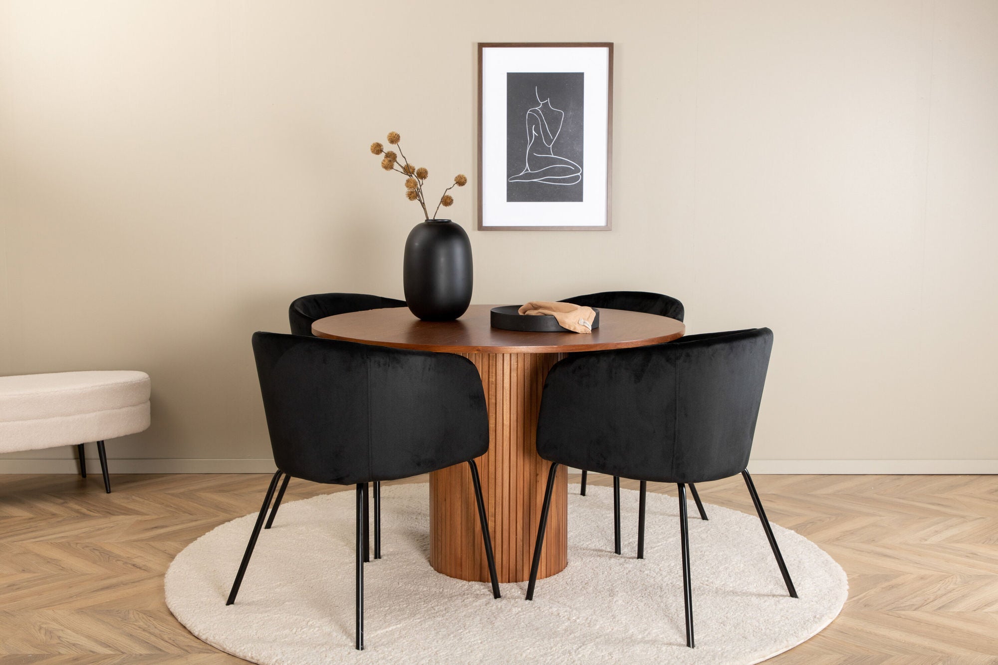Venture Home Bianca rund spisebord - Walnut / Black Veneer+Berit stol - Black / Black Velvet_4