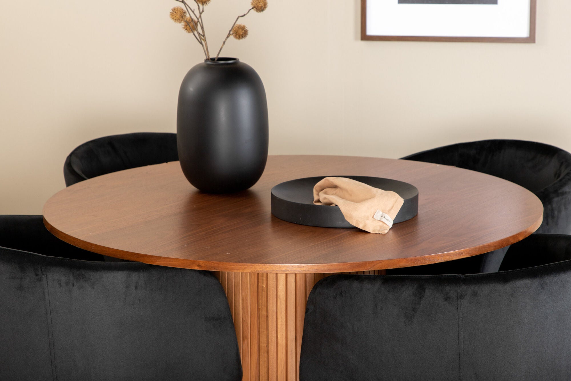 Venture Home Bianca rund spisebord - Walnut / Black Veneer+Berit stol - Black / Black Velvet_4
