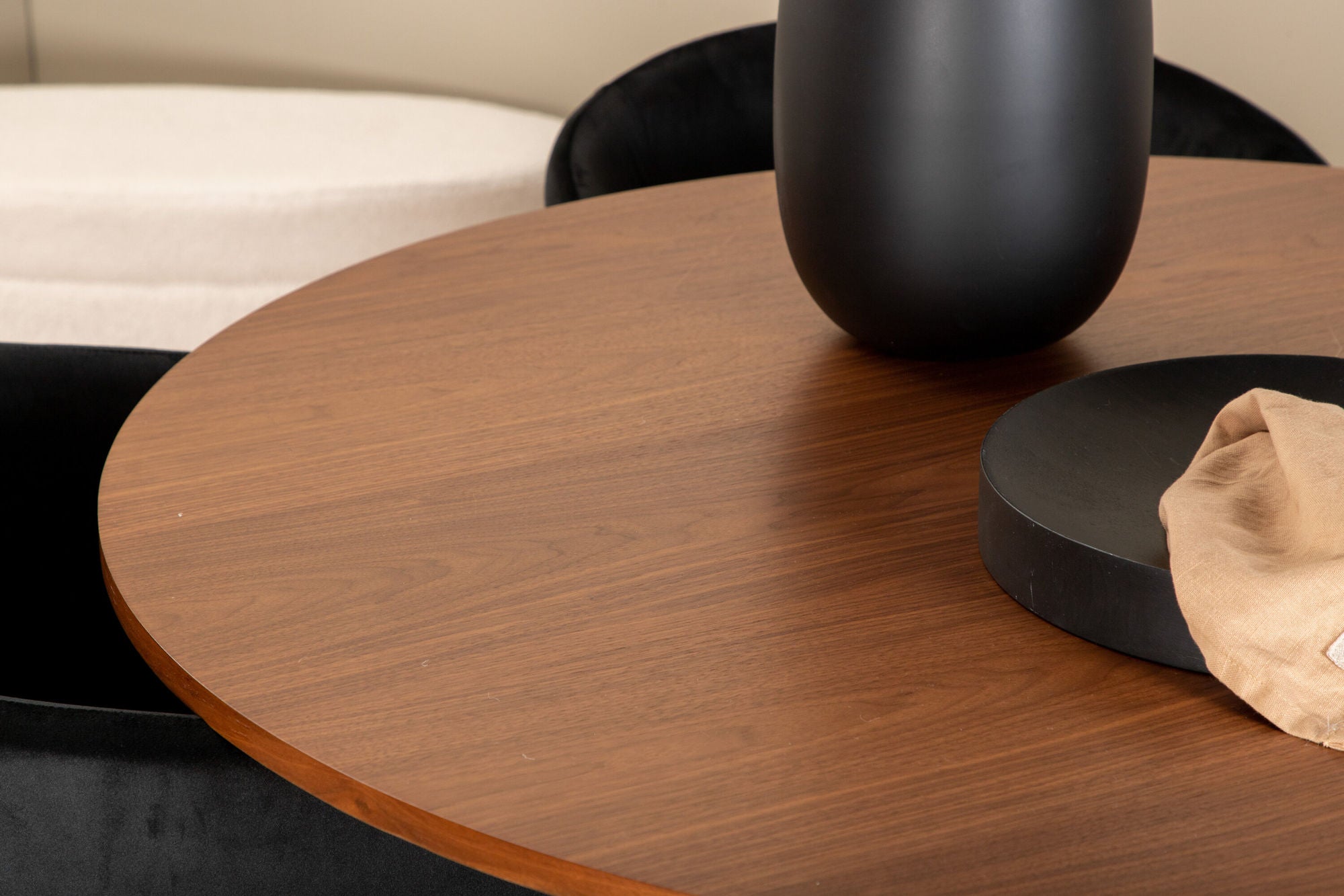 Venture Home Bianca rund spisebord - Walnut / Black Veneer+Berit stol - Black / Black Velvet_4