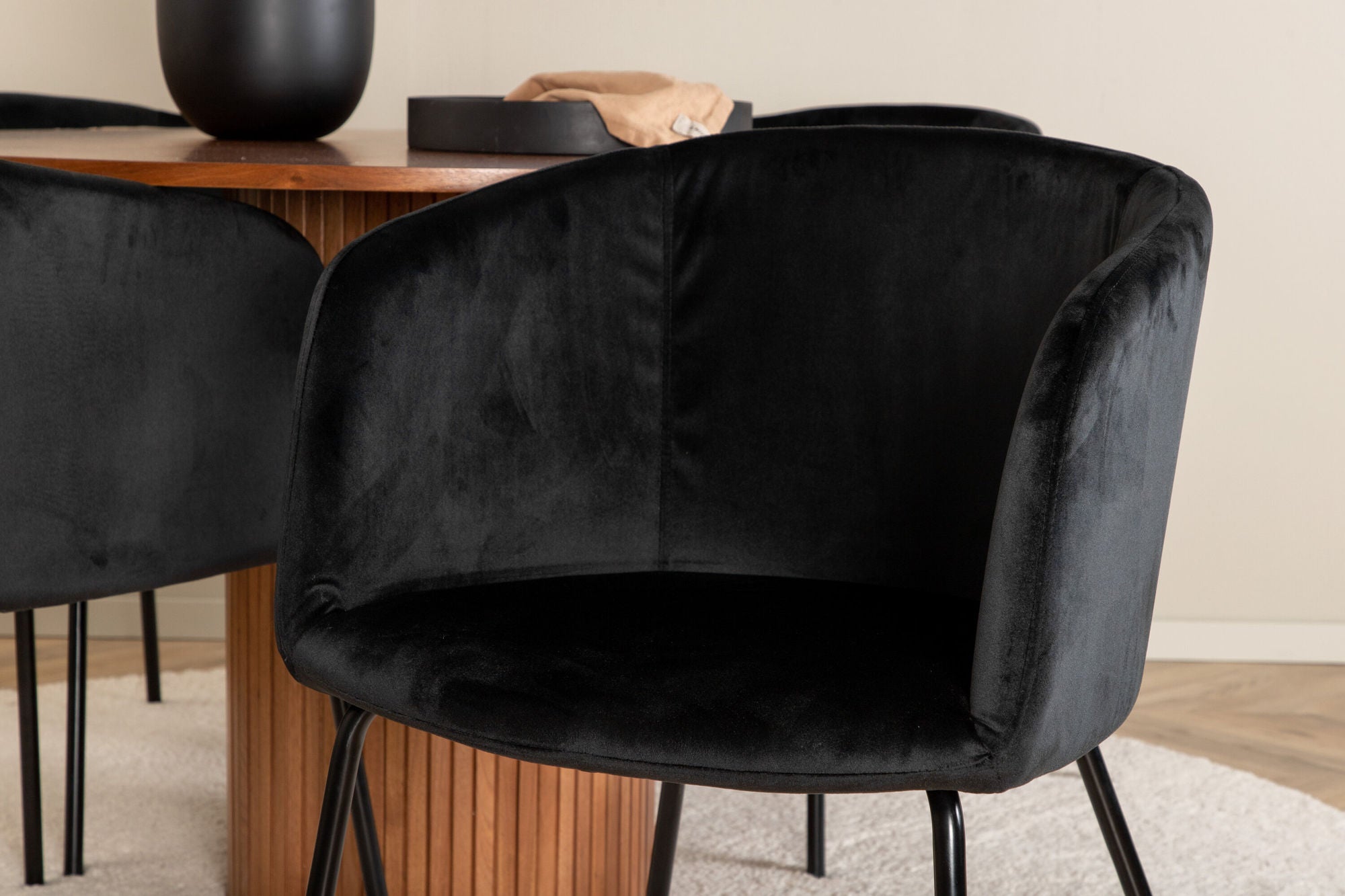 Venture Home Bianca rund spisebord - Walnut / Black Veneer+Berit stol - Black / Black Velvet_4
