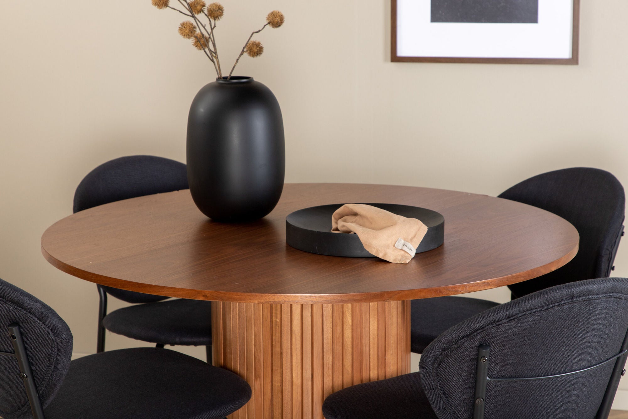 Venture Home Bianca rund spisebord - Walnut / Black Veneer+Vault Spisebordsstol - Black Legs - Black Fabric_4