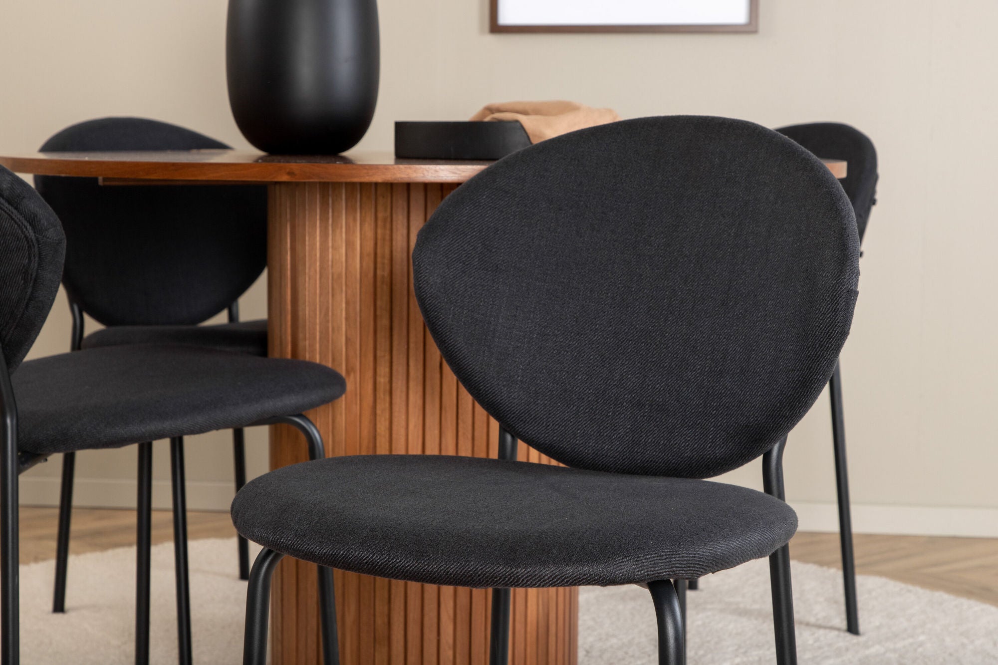 Venture Home Bianca rund spisebord - Walnut / Black Veneer+Vault Spisebordsstol - Black Legs - Black Fabric_4