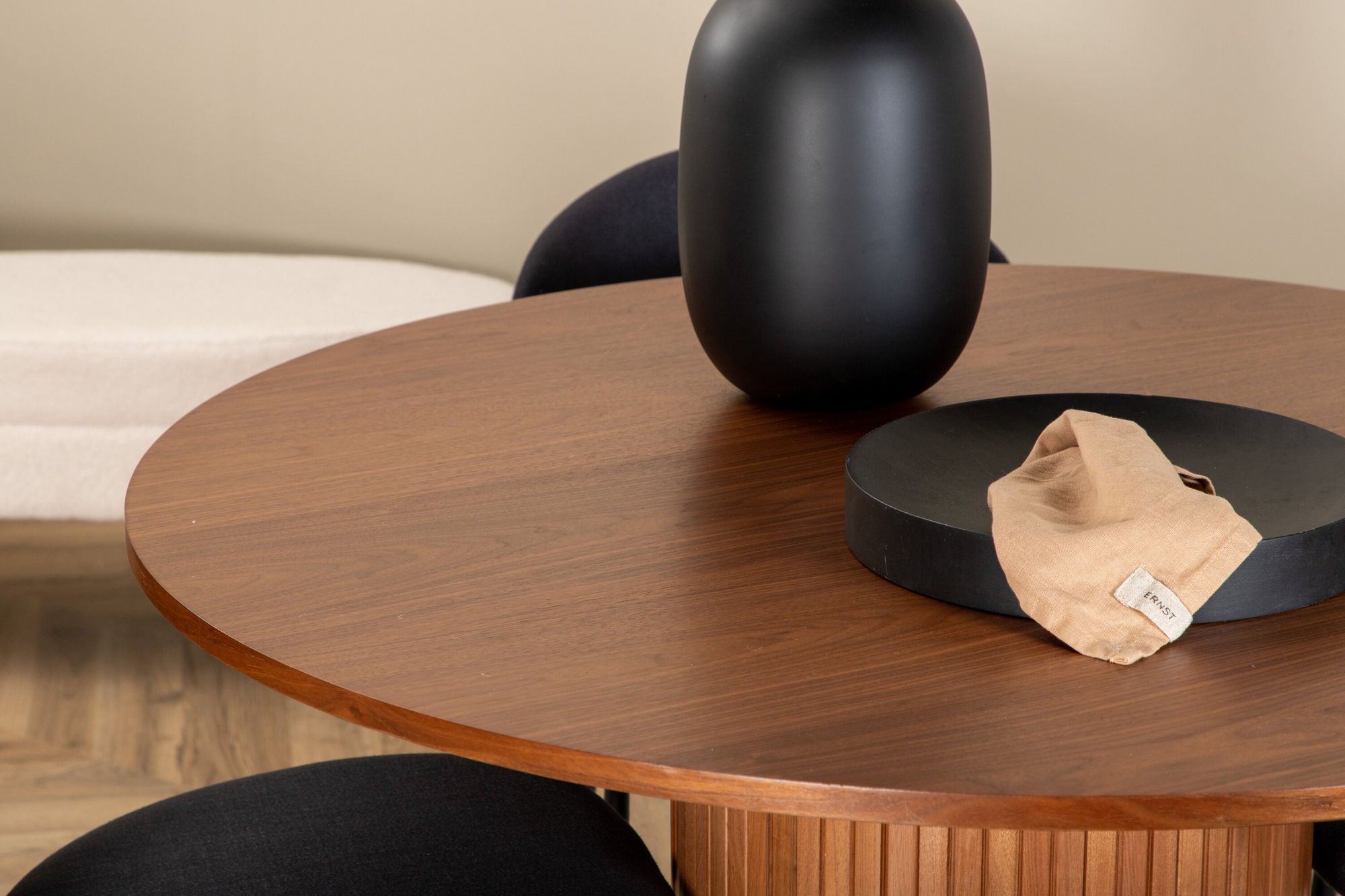 Venture Home Bianca rund spisebord - Walnut / Black Veneer+Vault Spisebordsstol - Black Legs - Black Fabric_4