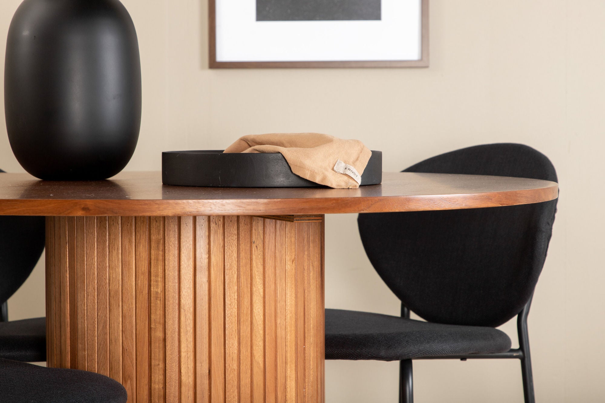 Venture Home Bianca rund spisebord - Walnut / Black Veneer+Vault Spisebordsstol - Black Legs - Black Fabric_4