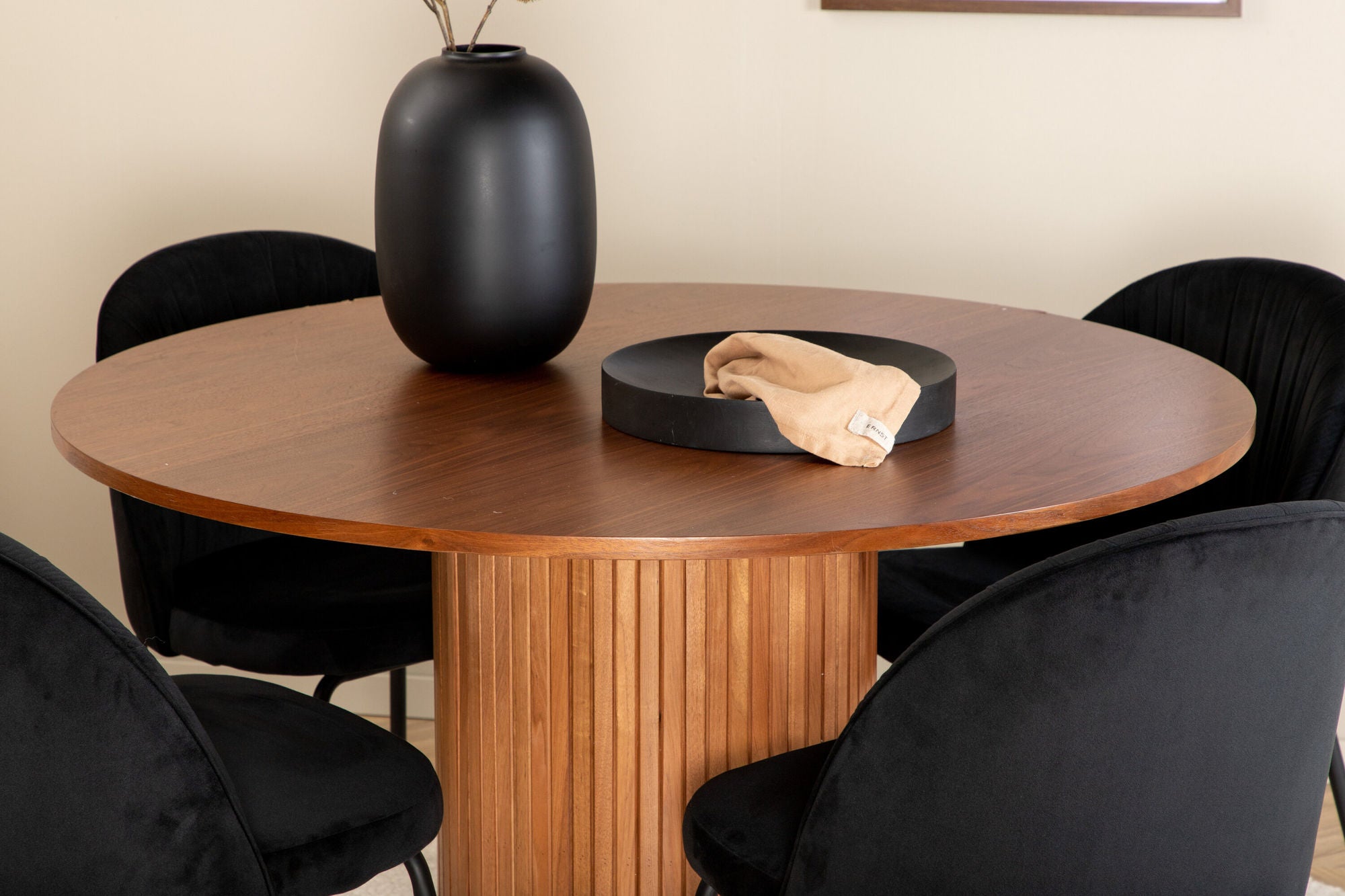 Venture Home Bianca rund spisebord - Walnut / Black Veneer+Wrinkles Spisebordsstol - Black Legs - Black Velvet_4