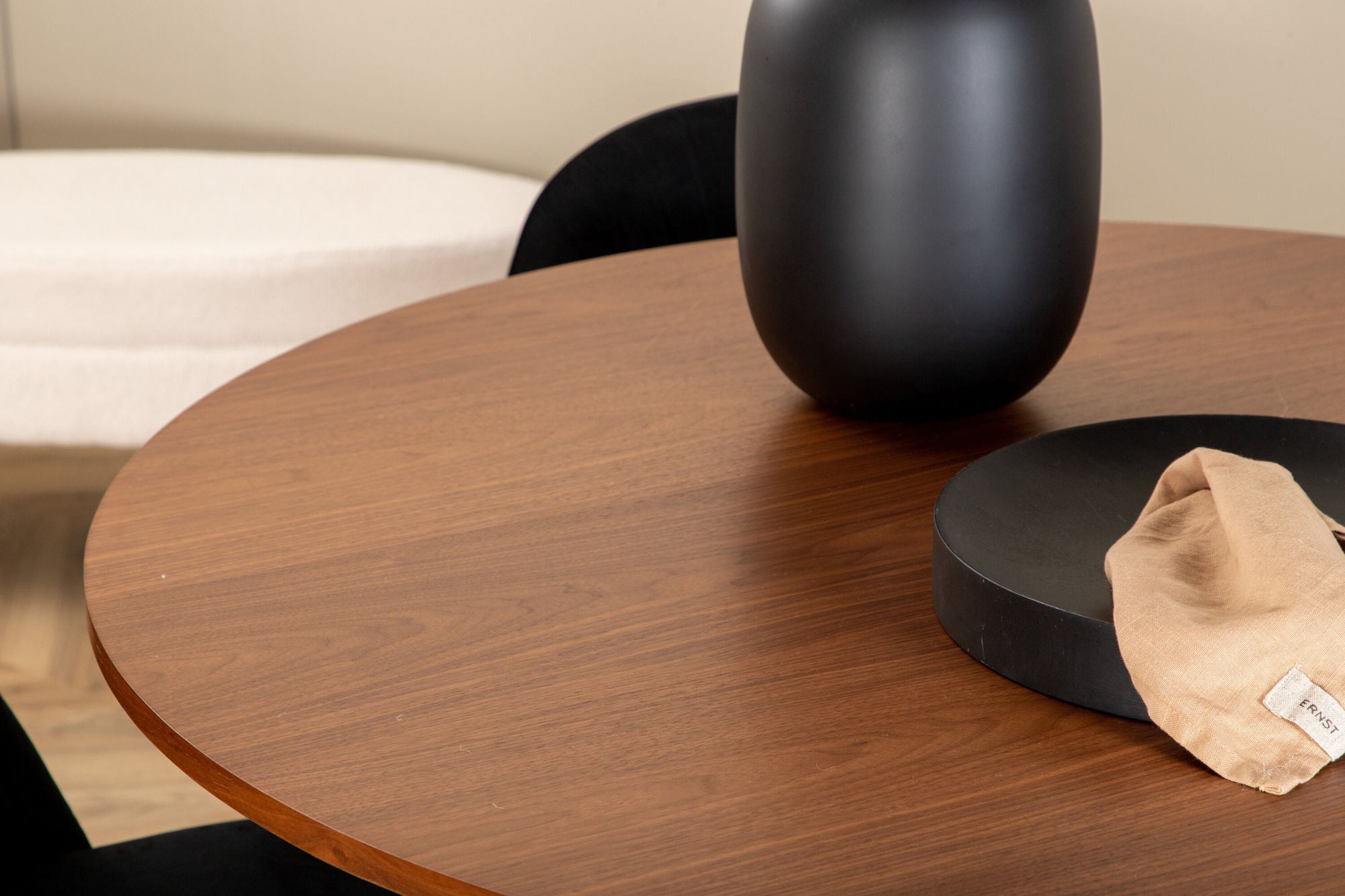 Venture Home Bianca rund spisebord - Walnut / Black Veneer+Wrinkles Spisebordsstol - Black Legs - Black Velvet_4
