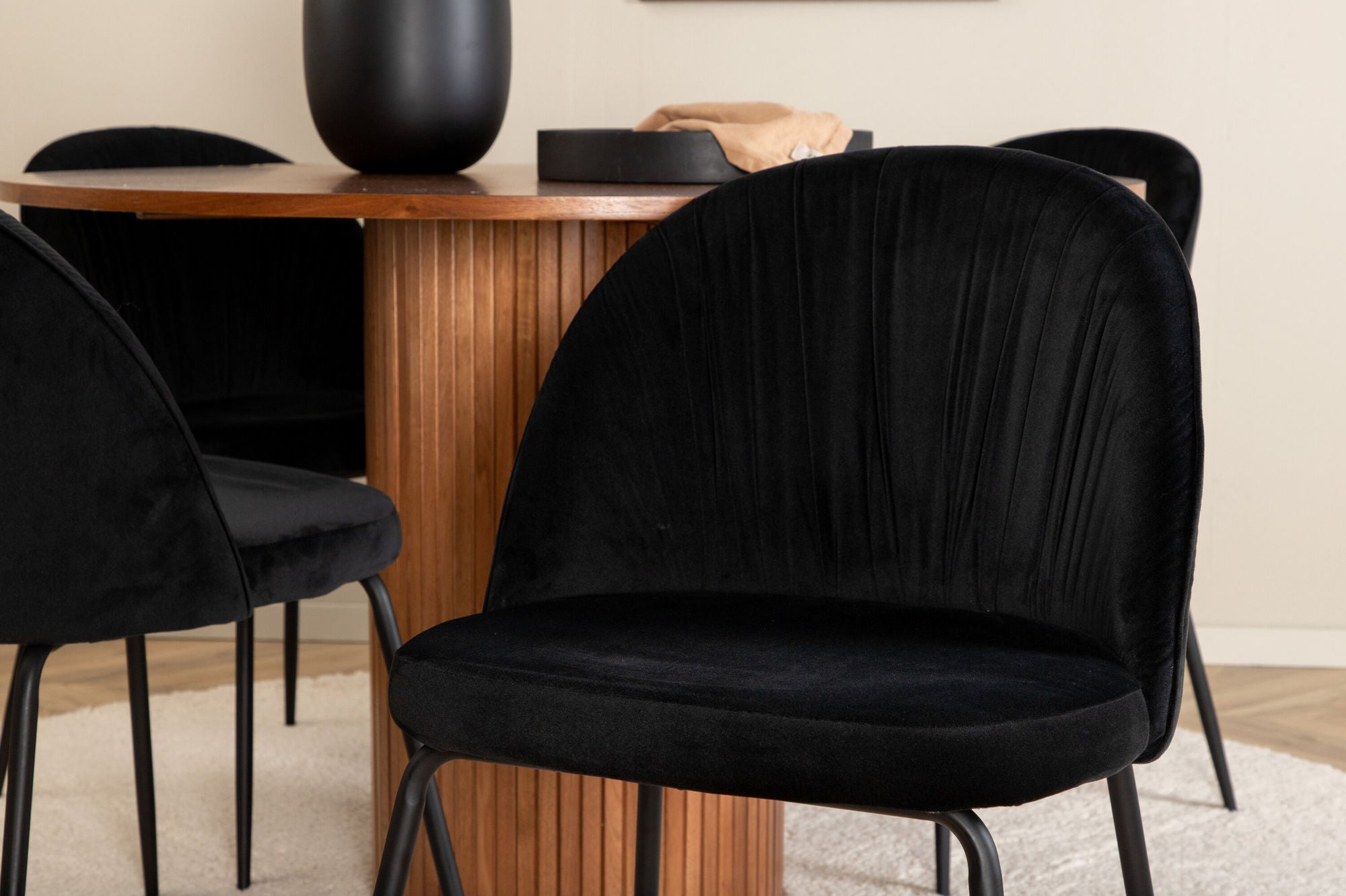 Venture Home Bianca rund spisebord - Walnut / Black Veneer+Wrinkles Spisebordsstol - Black Legs - Black Velvet_4