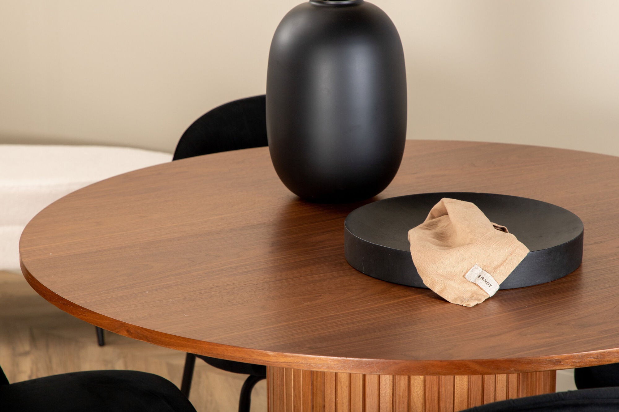 Venture Home Bianca rund spisebord - Walnut / Black Veneer+Wrinkles Spisebordsstol - Black Legs - Black Velvet_4
