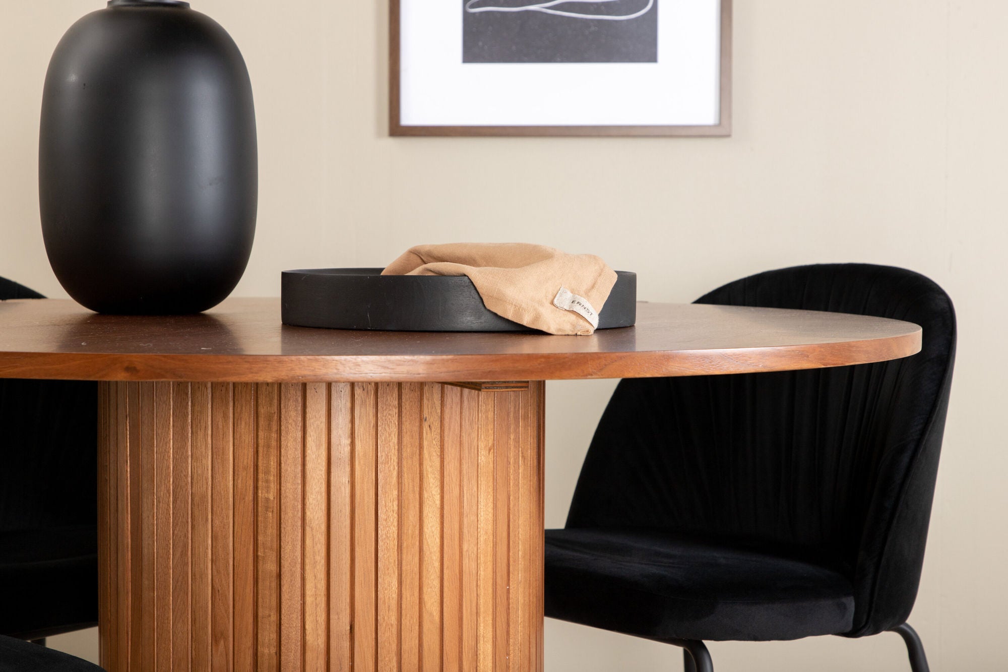 Venture Home Bianca rund spisebord - Walnut / Black Veneer+Wrinkles Spisebordsstol - Black Legs - Black Velvet_4