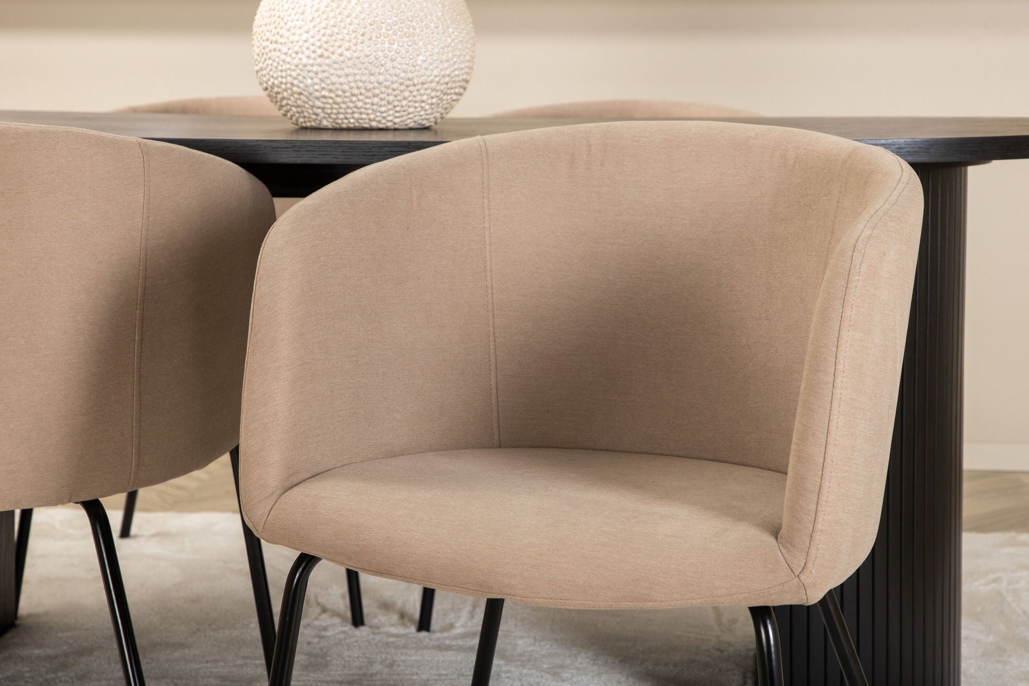 Venture Home Bianca Oval spisebord , Black Black Veneer+Berit stol , Black Beige Fabric (Polyester linen )_4