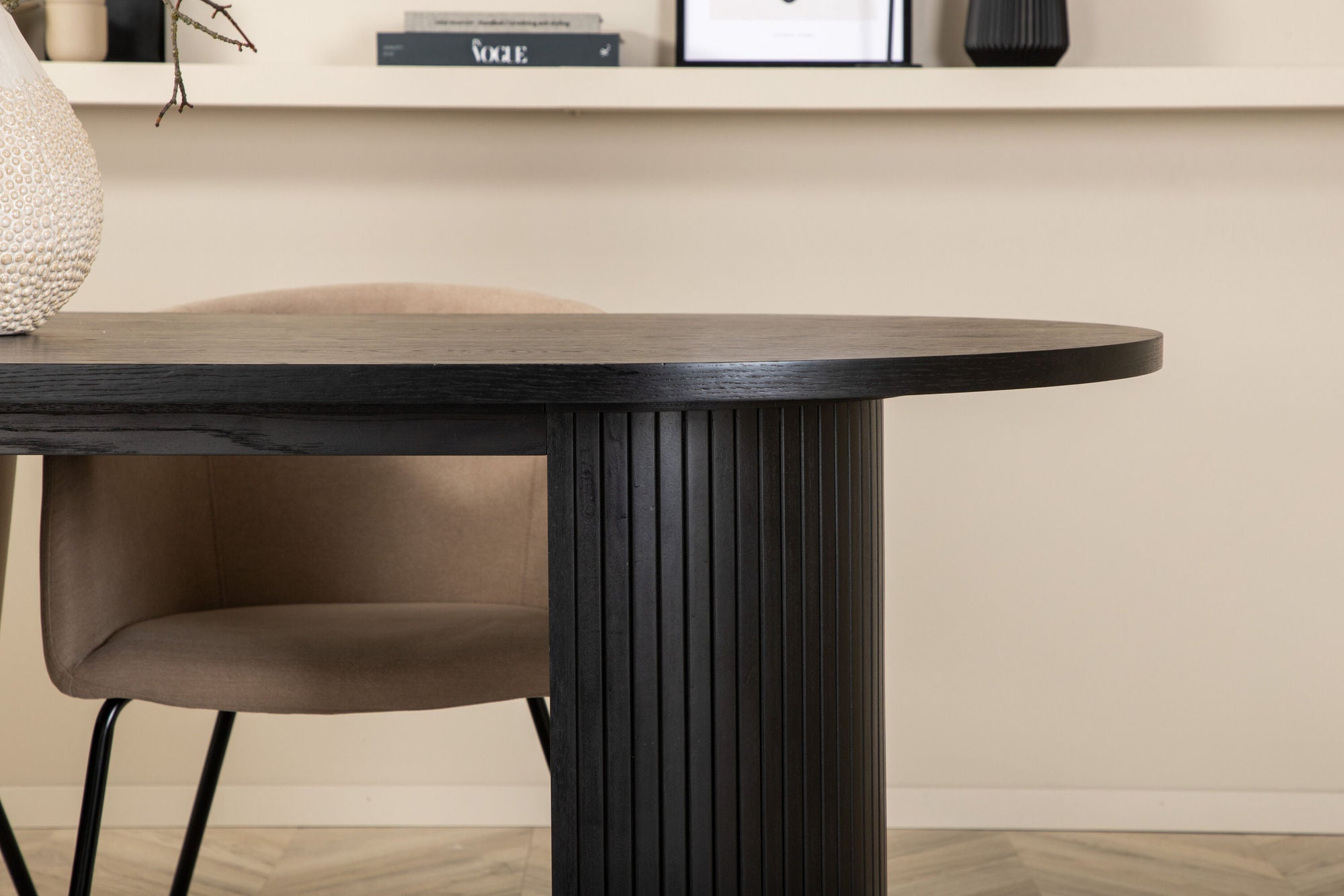 Venture Home Bianca Oval spisebord , Black Black Veneer+Berit stol , Black Beige Fabric (Polyester linen )_4
