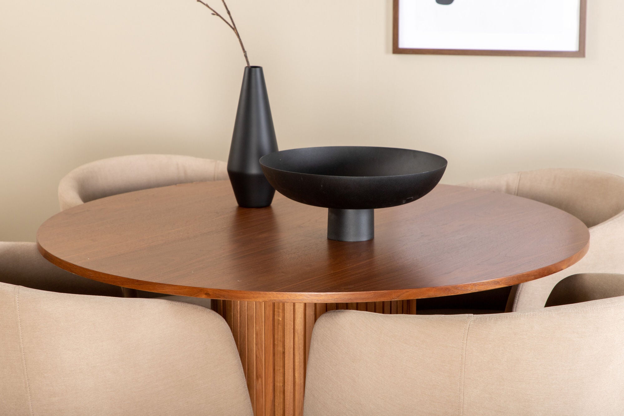 Venture Home Bianca rund spisebord - Walnut / Black Veneer+Berit stol - Black / Beige Fabric (Polyester linen )_4