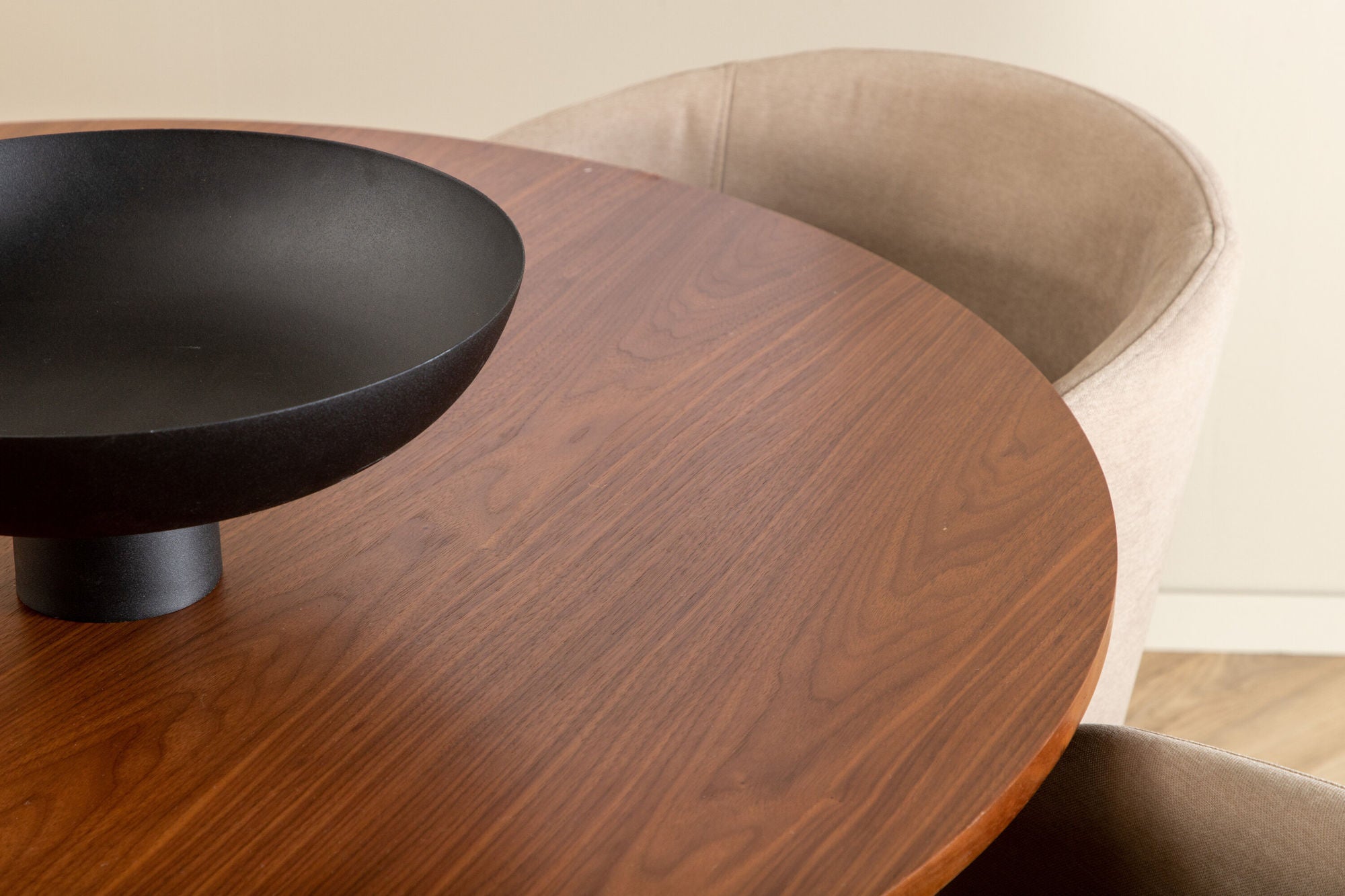 Venture Home Bianca rund spisebord - Walnut / Black Veneer+Berit stol - Black / Beige Fabric (Polyester linen )_4