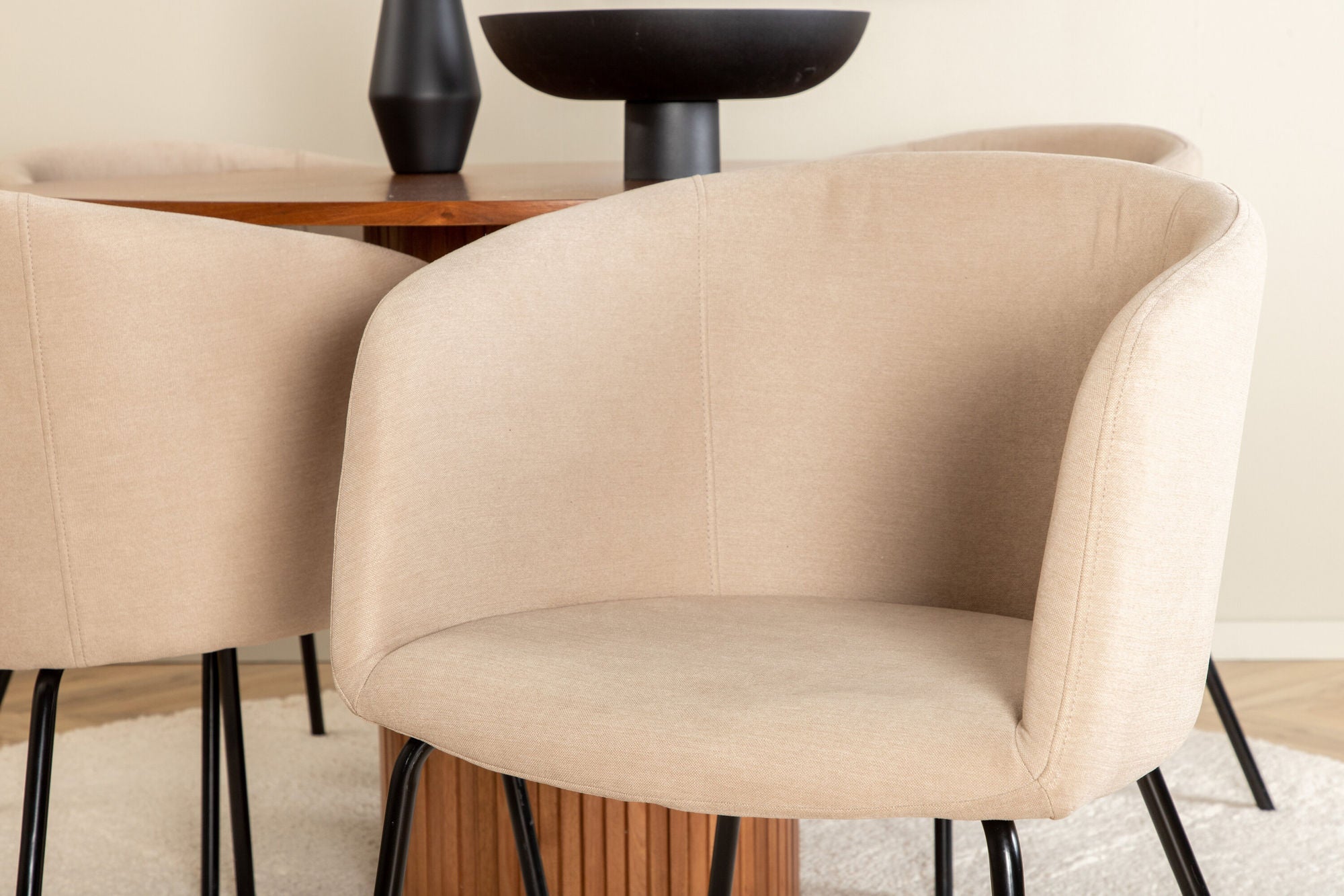 Venture Home Bianca rund spisebord - Walnut / Black Veneer+Berit stol - Black / Beige Fabric (Polyester linen )_4
