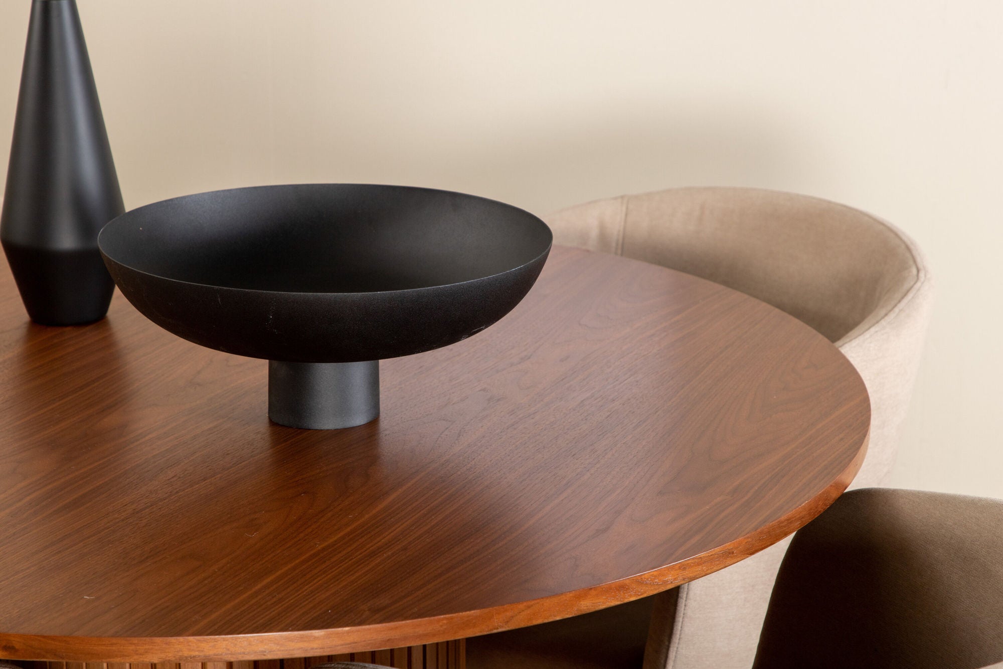 Venture Home Bianca rund spisebord - Walnut / Black Veneer+Berit stol - Black / Beige Fabric (Polyester linen )_4