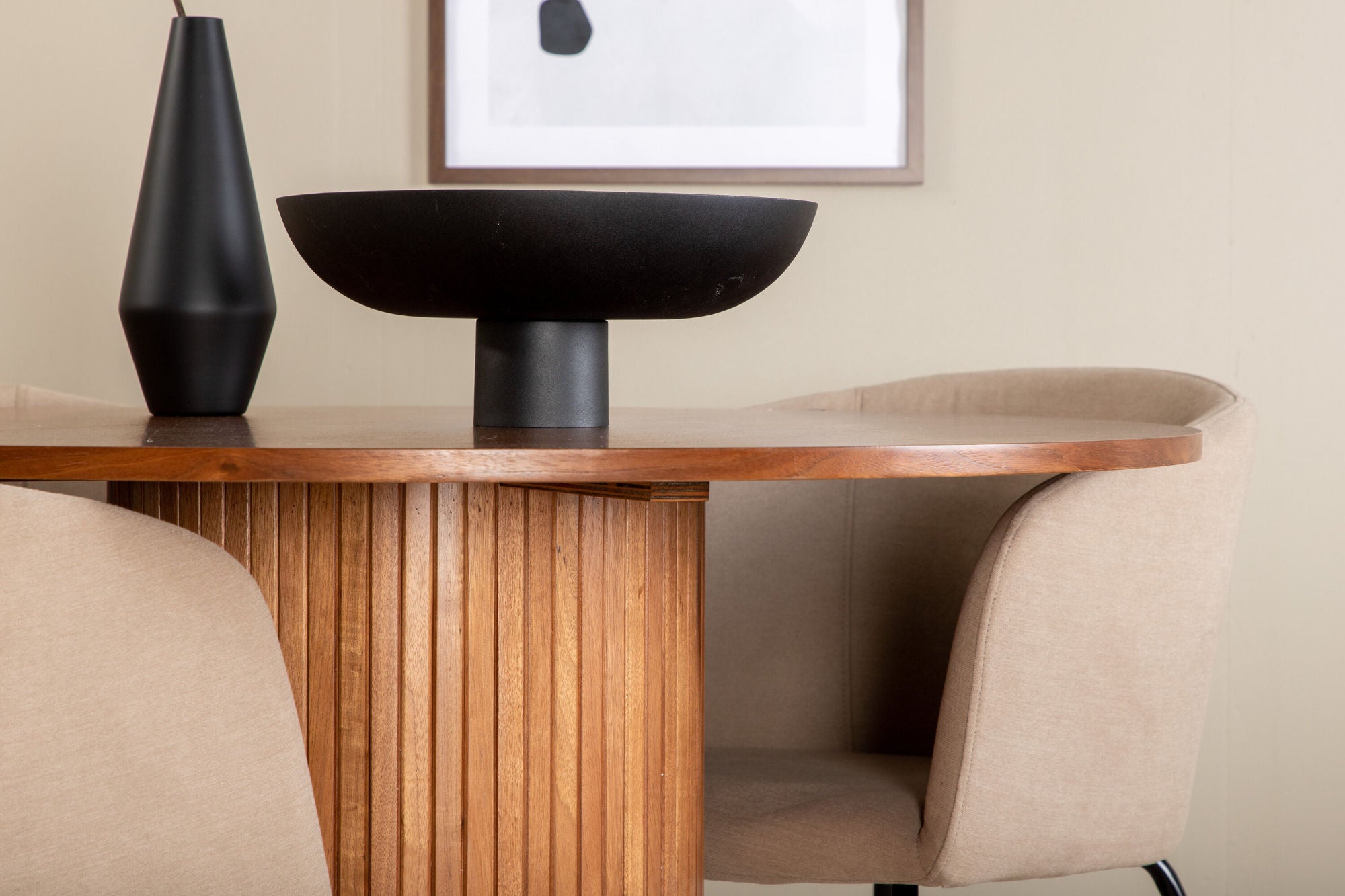 Venture Home Bianca rund spisebord - Walnut / Black Veneer+Berit stol - Black / Beige Fabric (Polyester linen )_4