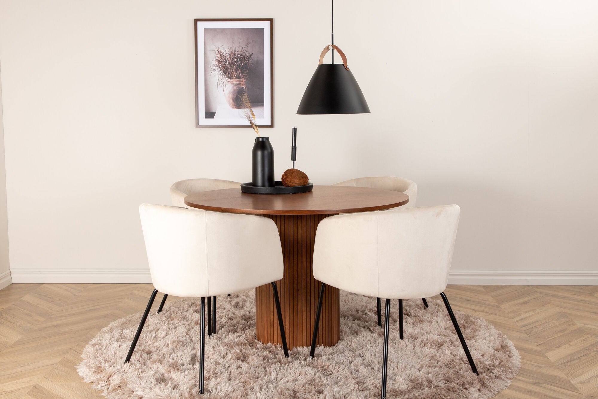 Venture Home Bianca rund spisebord - Walnut / Black Veneer+Berit stol - Black / Beige Velvet_4