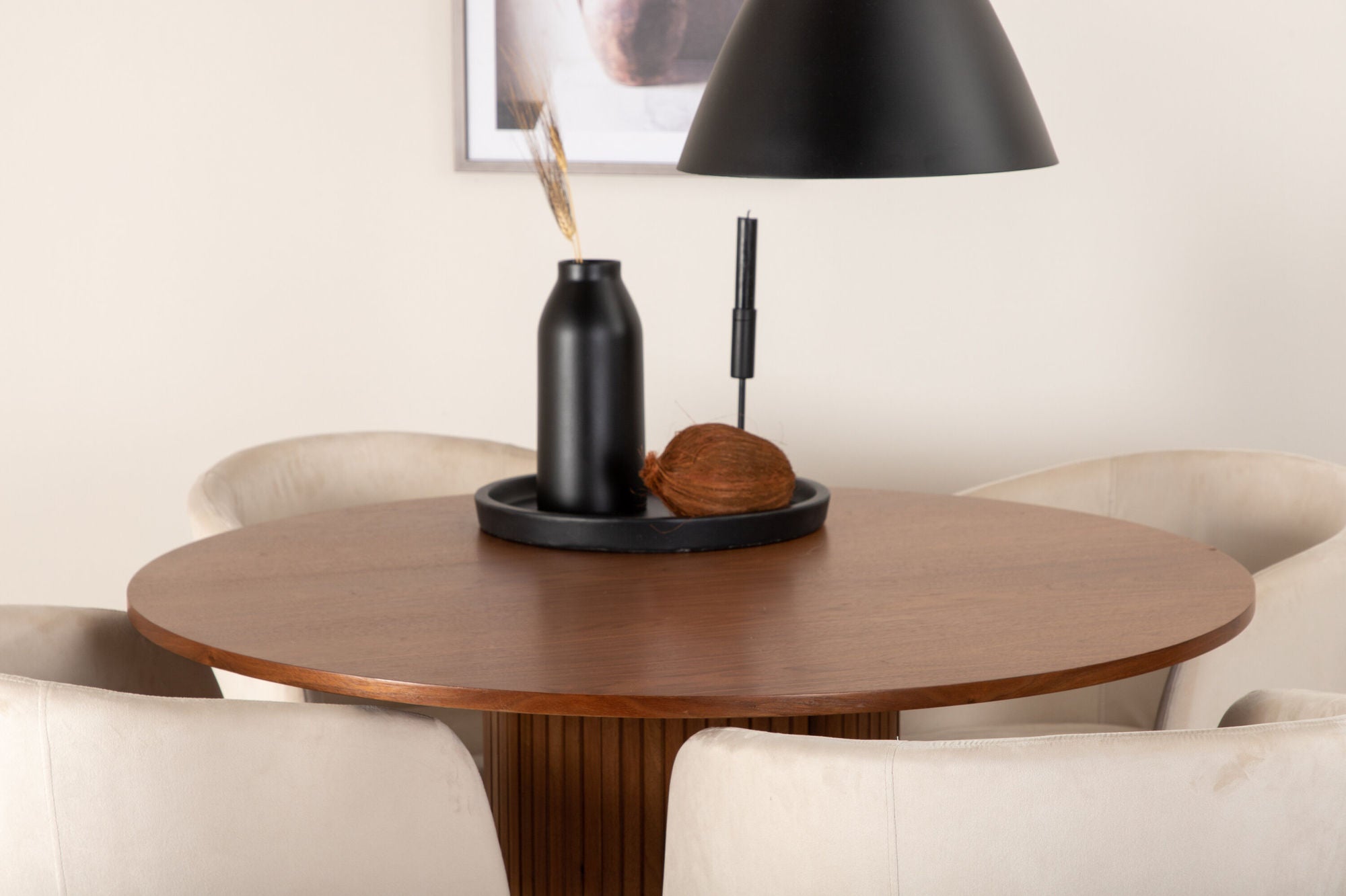 Venture Home Bianca rund spisebord - Walnut / Black Veneer+Berit stol - Black / Beige Velvet_4