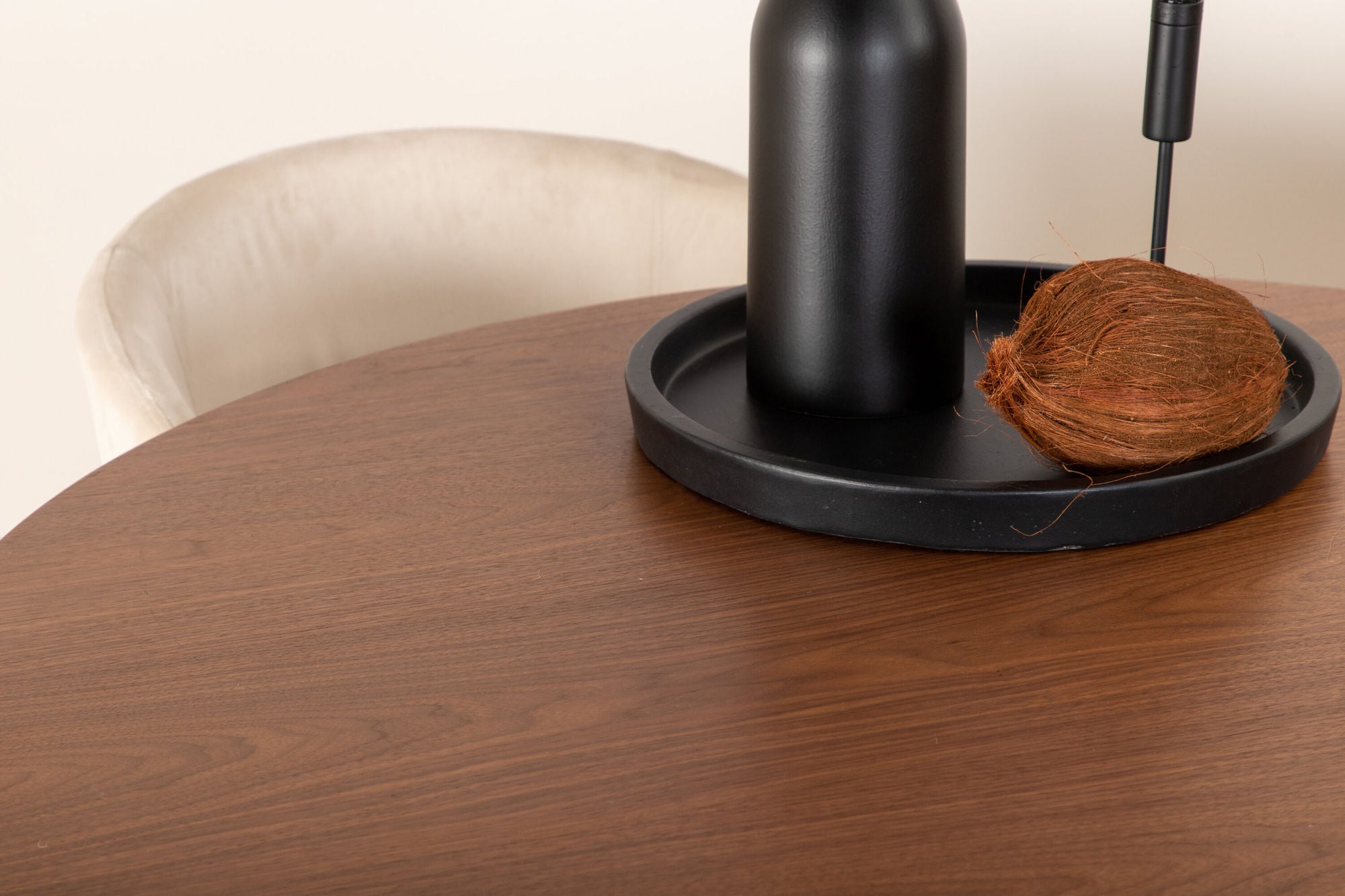 Venture Home Bianca rund spisebord - Walnut / Black Veneer+Berit stol - Black / Beige Velvet_4