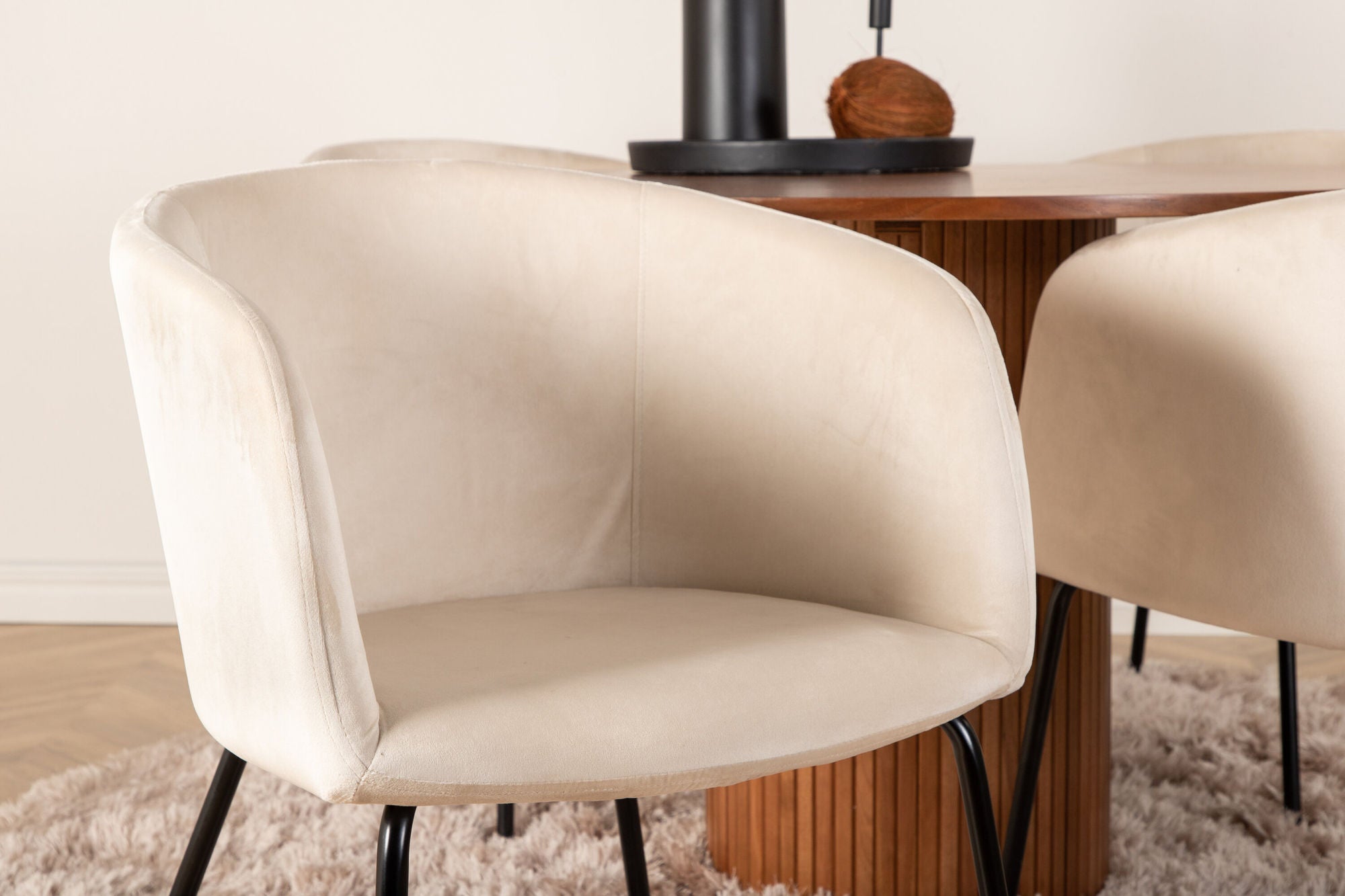 Venture Home Bianca rund spisebord - Walnut / Black Veneer+Berit stol - Black / Beige Velvet_4