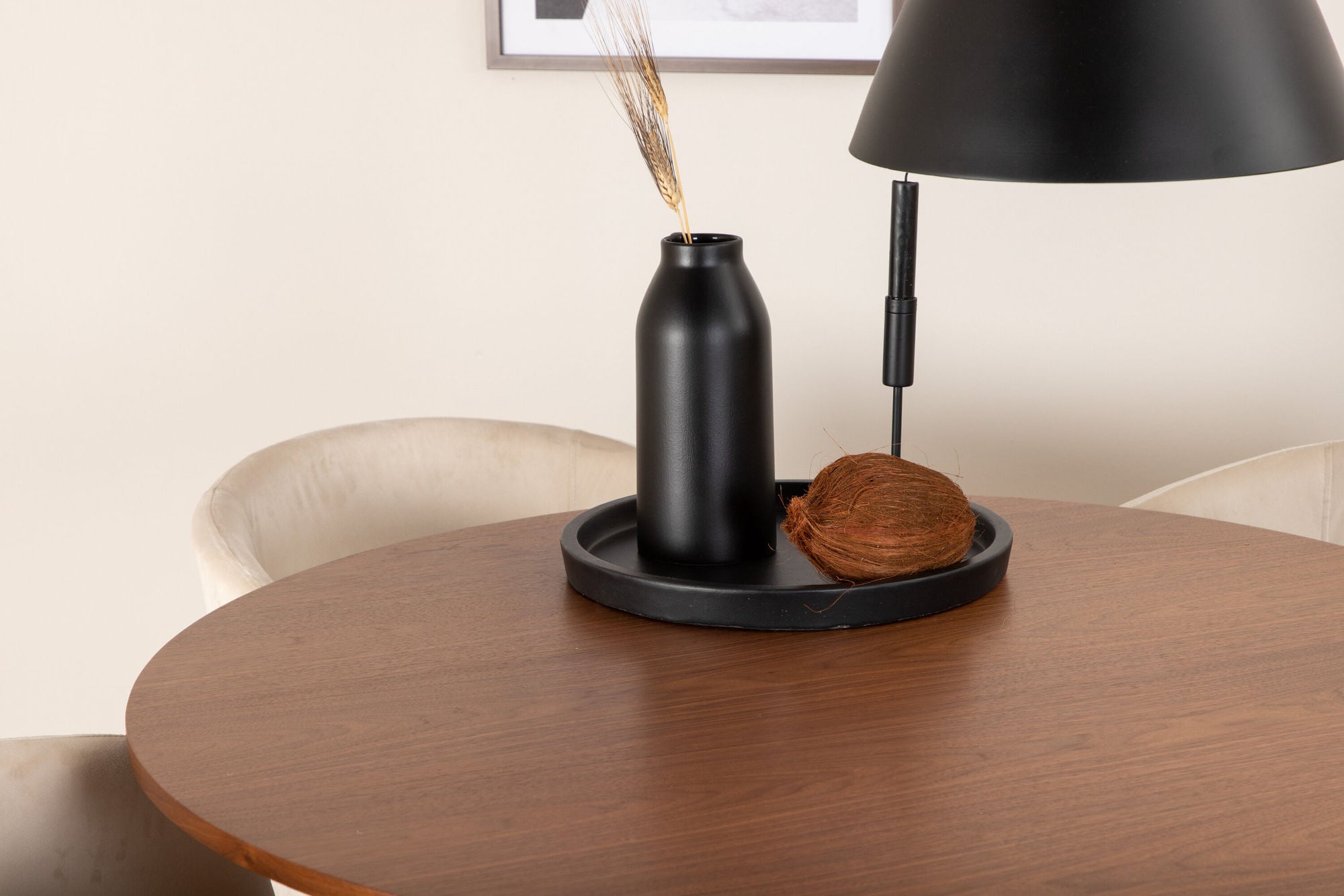 Venture Home Bianca rund spisebord - Walnut / Black Veneer+Berit stol - Black / Beige Velvet_4