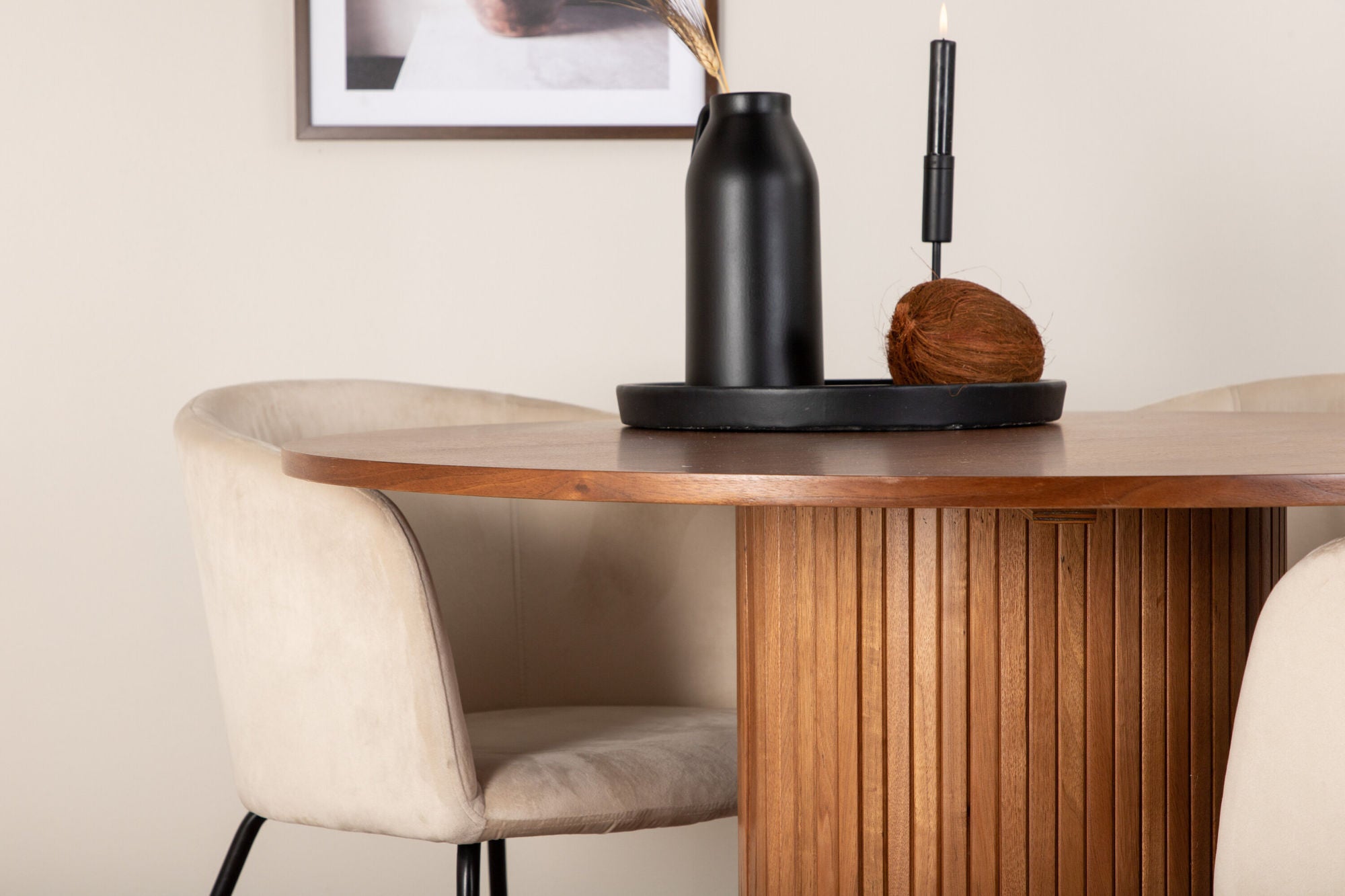 Venture Home Bianca rund spisebord - Walnut / Black Veneer+Berit stol - Black / Beige Velvet_4