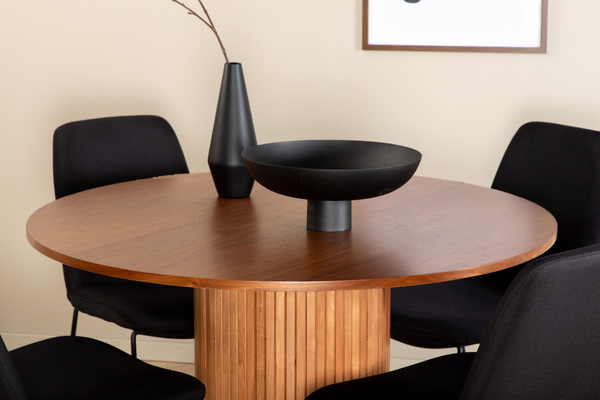 Venture Home Bianca rund spisebord - Walnut / Black Veneer+Muce Spisebordsstol - Black Legs - Black Fabric_4