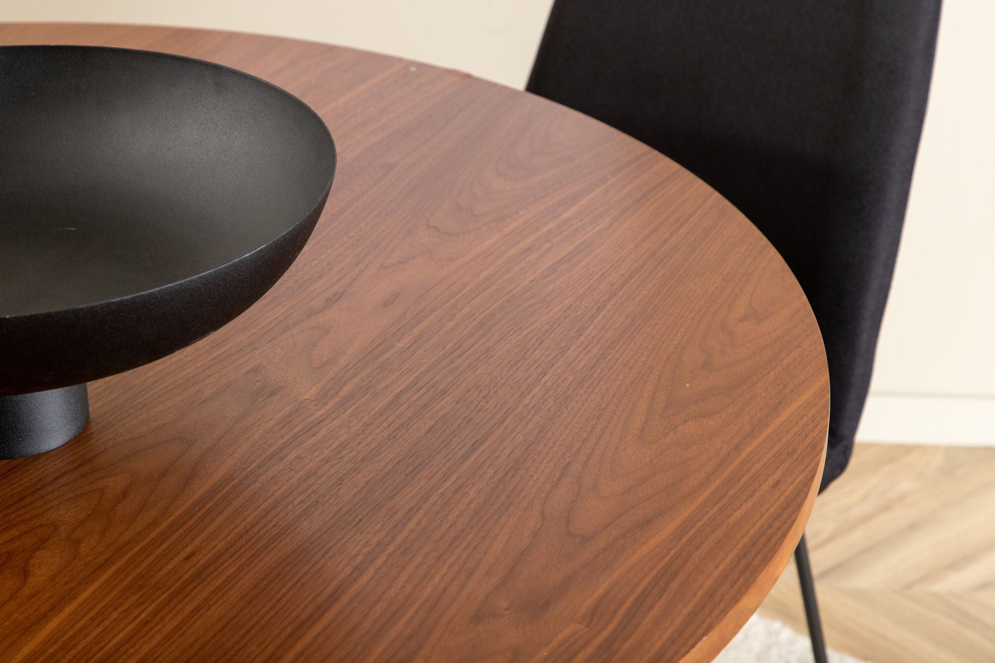 Venture Home Bianca rund spisebord - Walnut / Black Veneer+Muce Spisebordsstol - Black Legs - Black Fabric_4