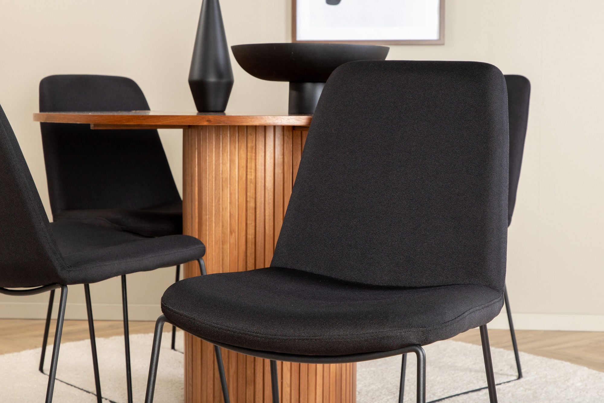 Venture Home Bianca rund spisebord - Walnut / Black Veneer+Muce Spisebordsstol - Black Legs - Black Fabric_4
